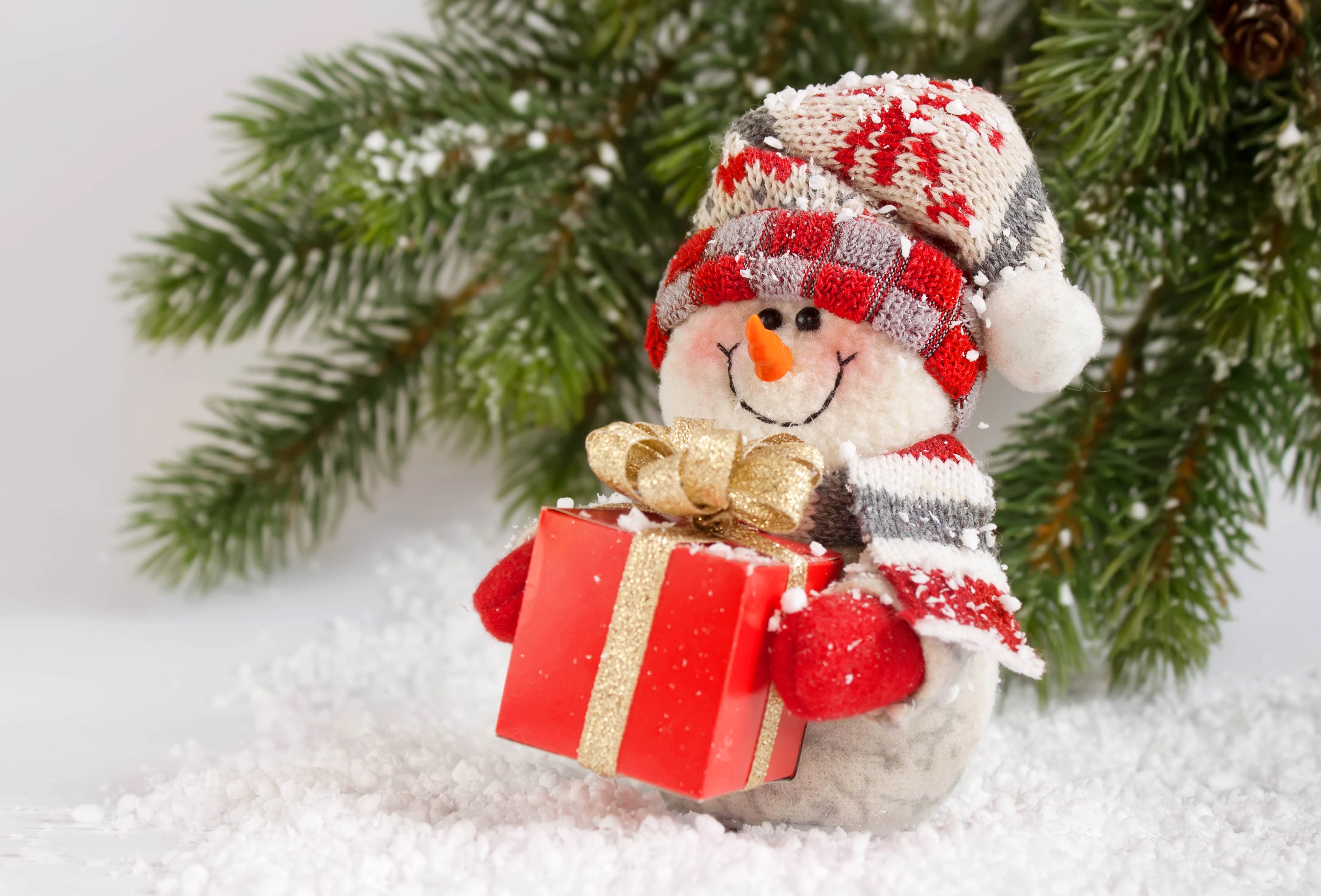 Snowman with Christmas gift and pine branches HD Wallpaper