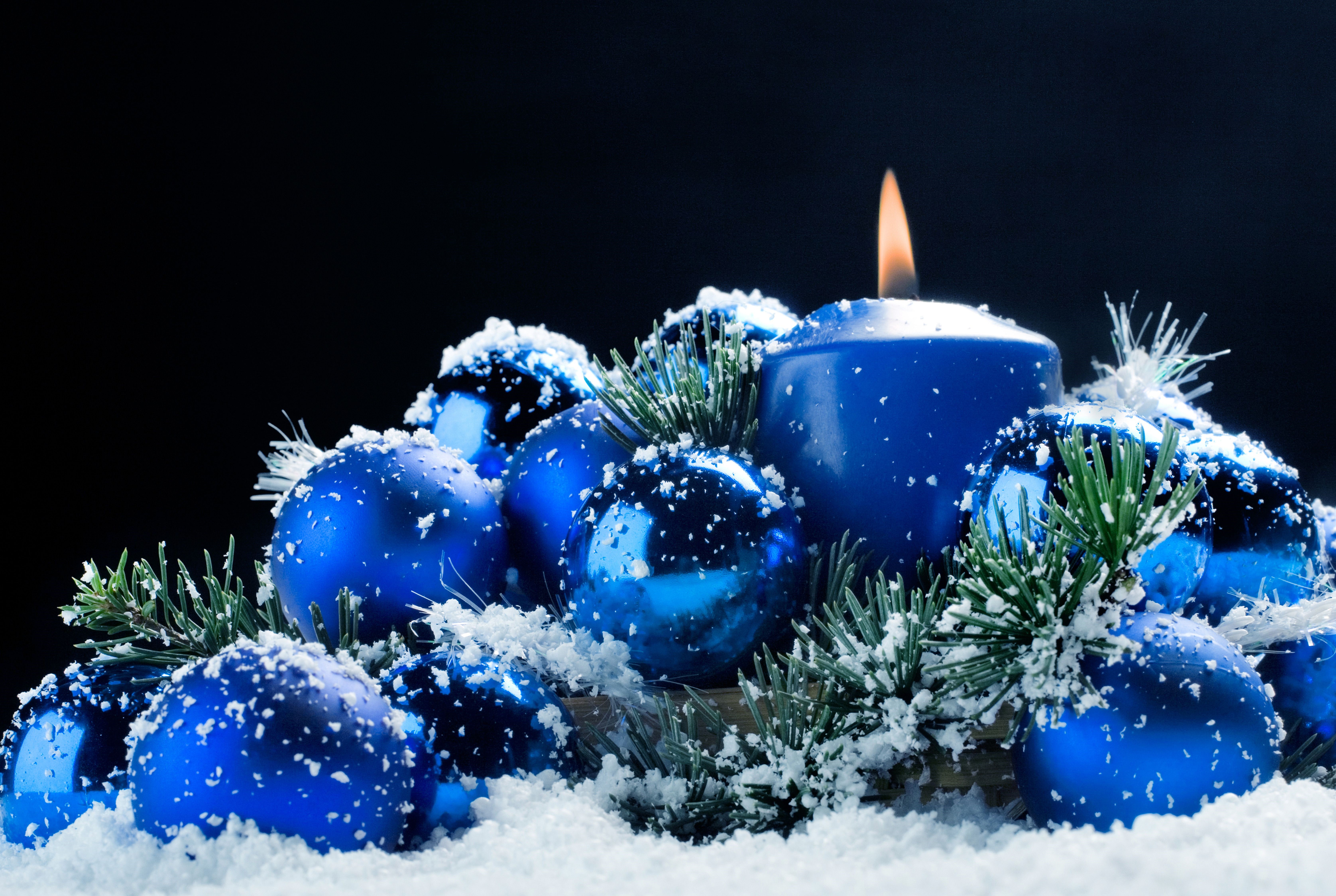 Christmas candle and ornaments with snow HD Wallpaper
