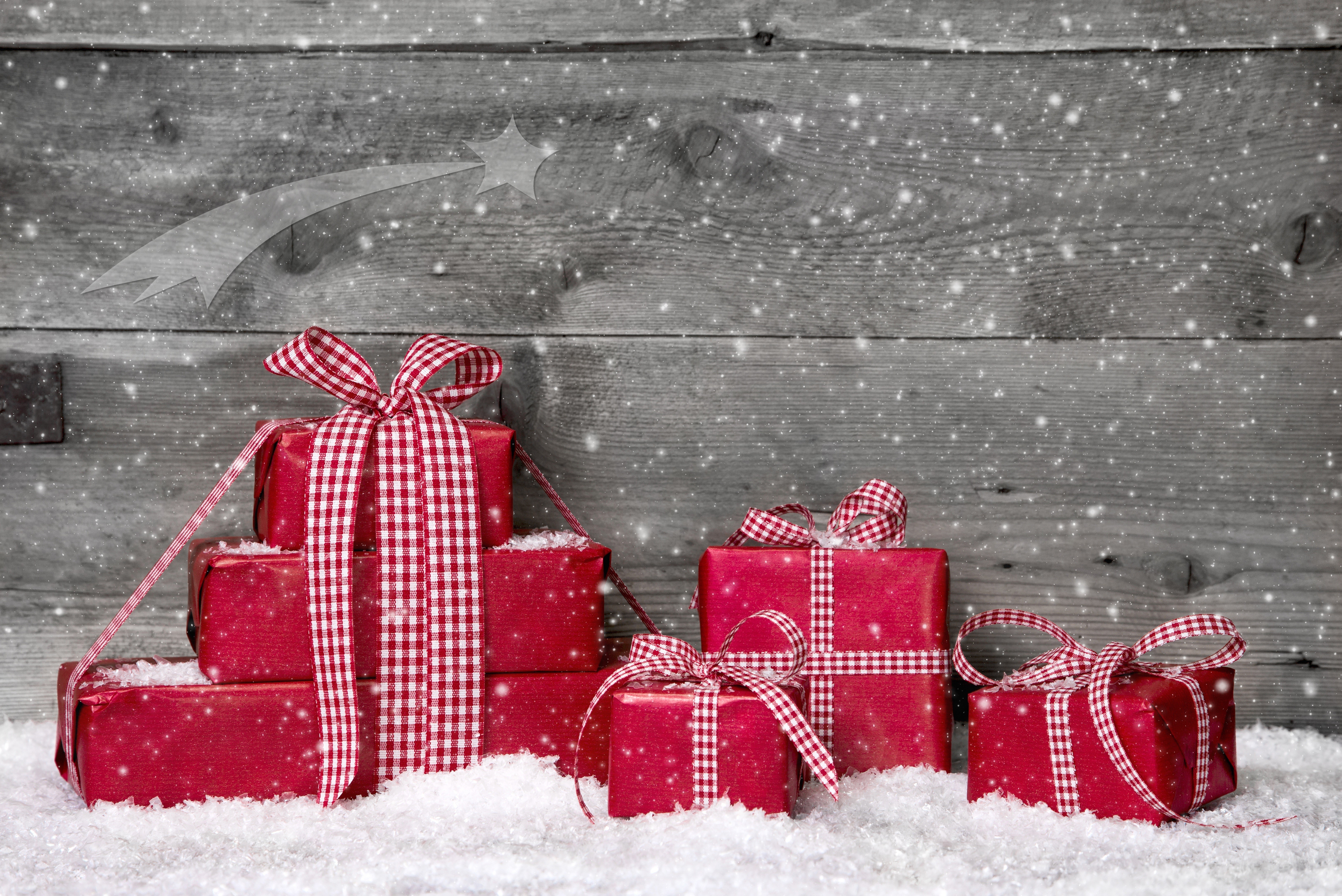 Christmas gifts in snow with shooting star HD Wallpaper