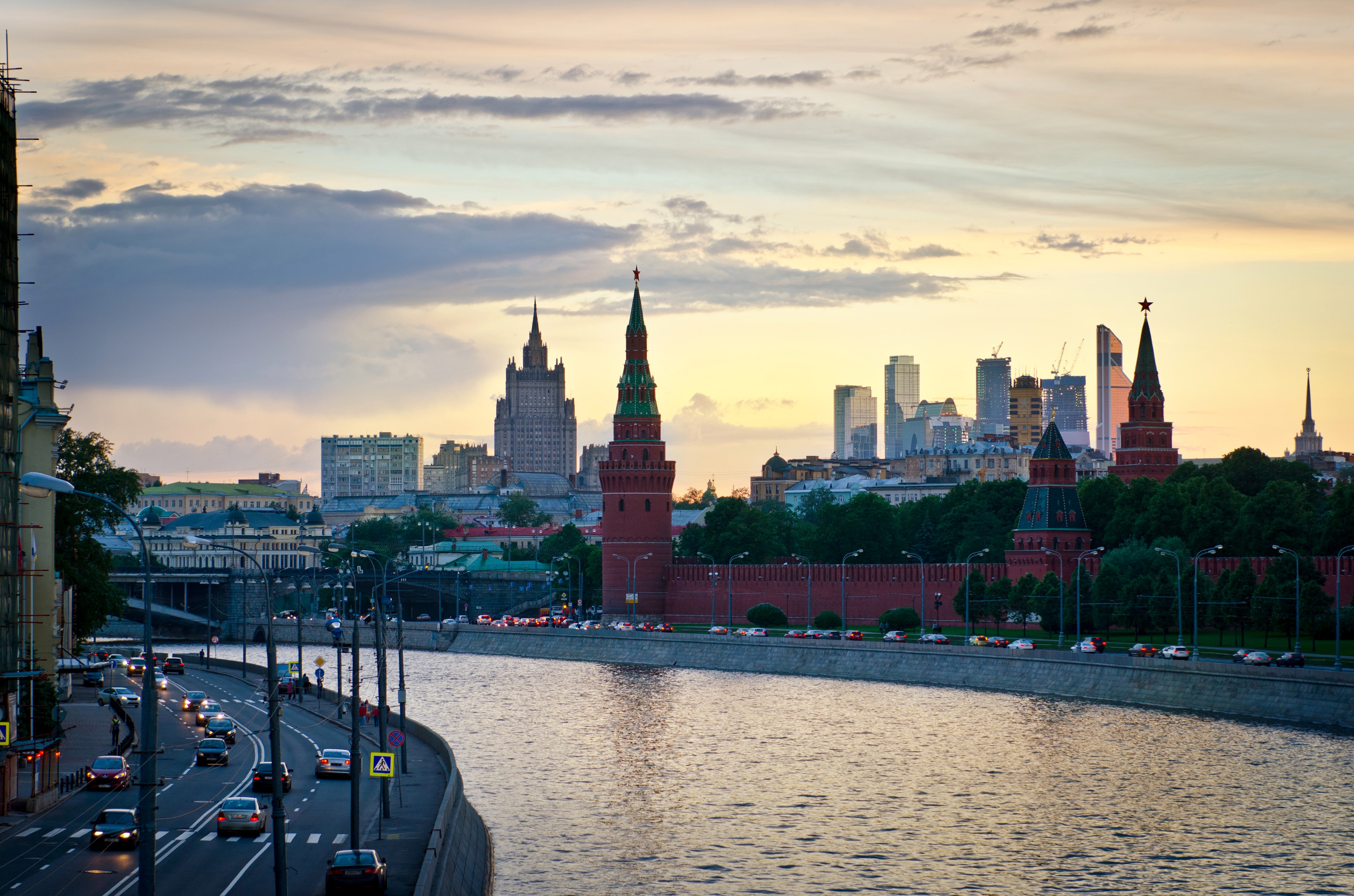 Moscow, Russia: Kremlin and Skyscrapers by the River HD Wallpaper