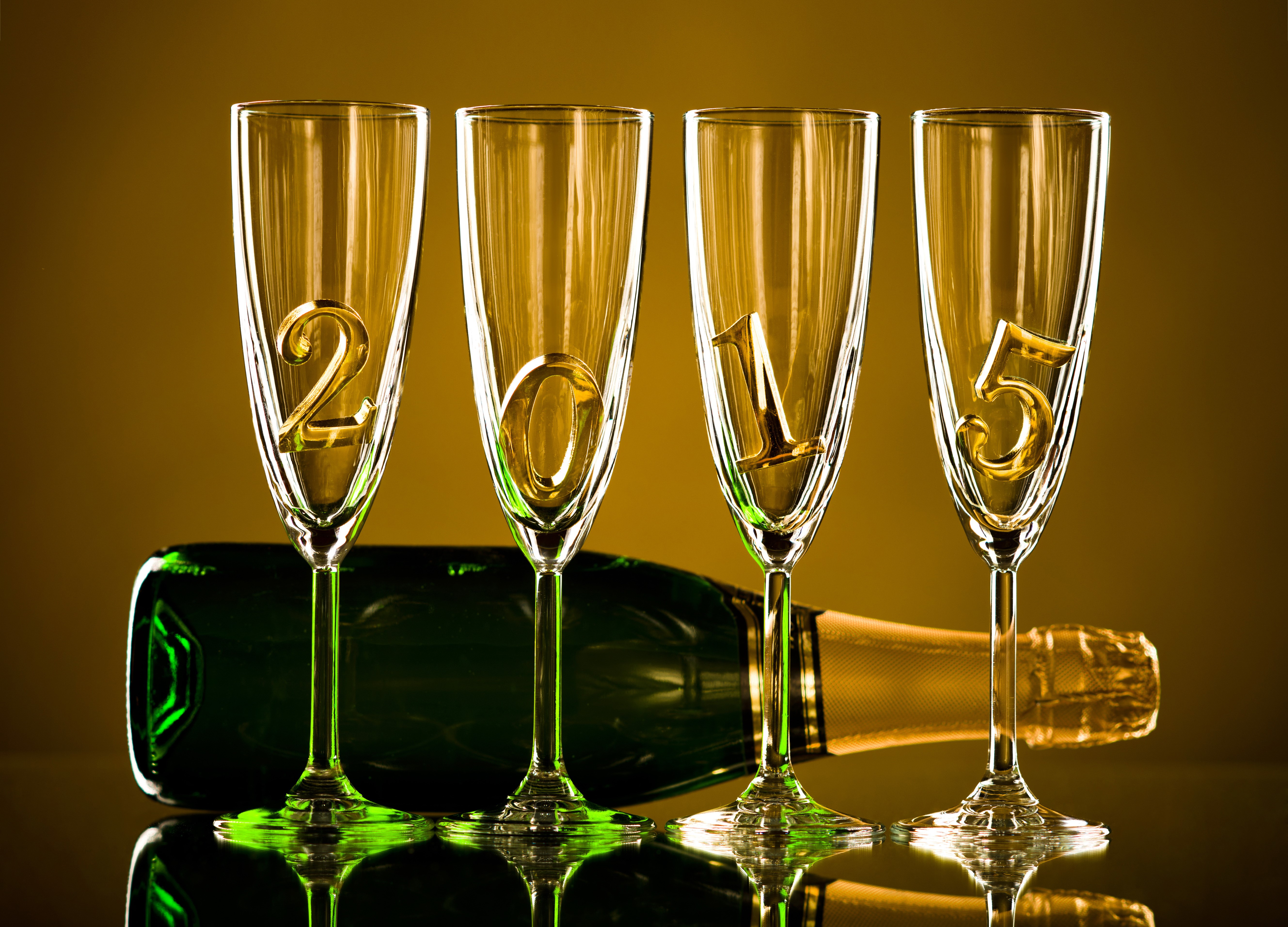 Champagne glasses with 2015 and bottle HD Wallpaper