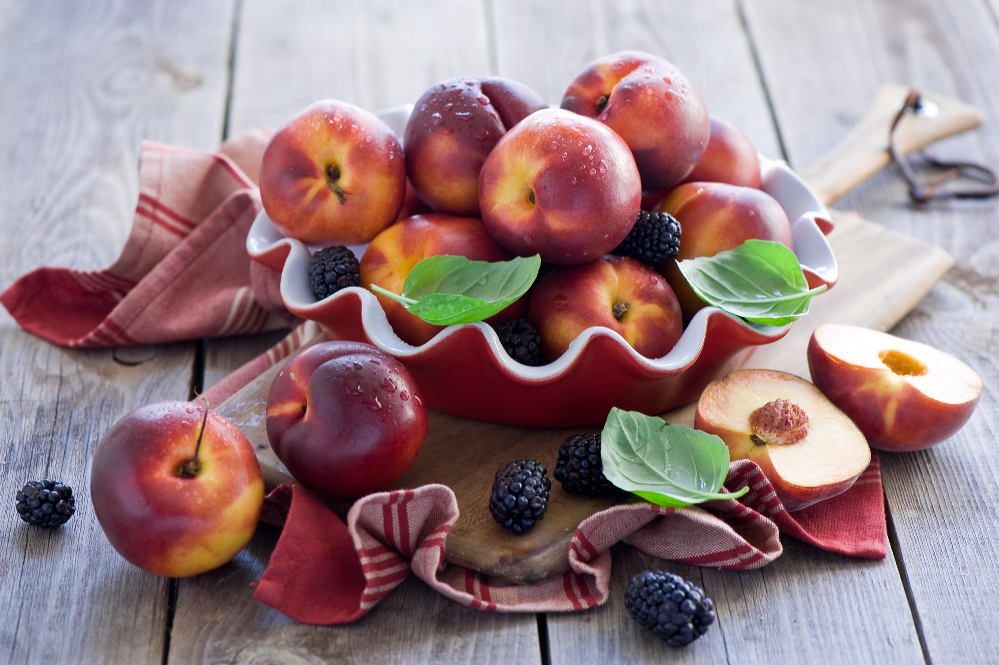 Peaches and blackberries in a red bowl on a wooden table HD Wallpaper