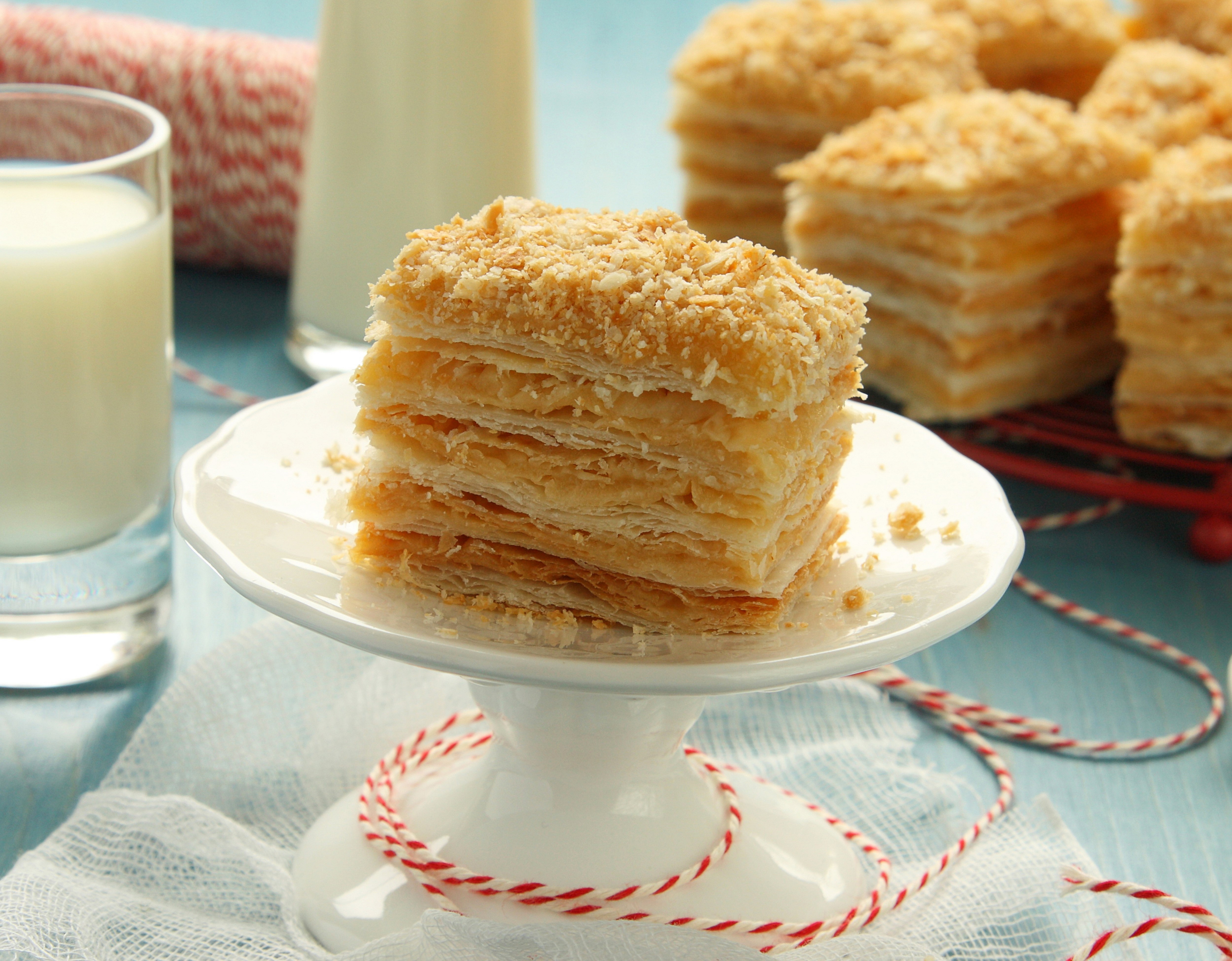 Napoleon cake slices with milk HD Wallpaper