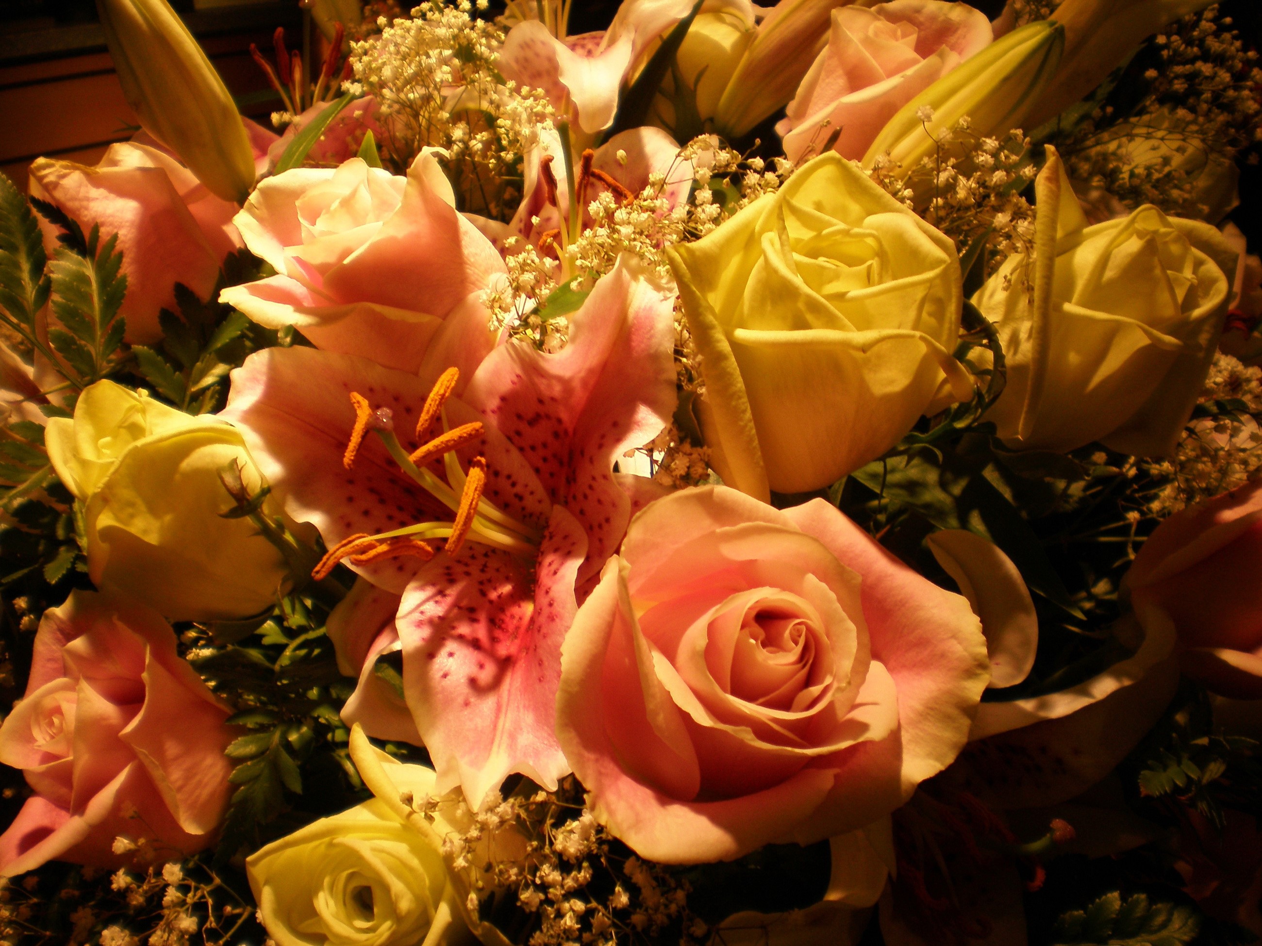 Pink and yellow roses and lilies bouquet HD Wallpaper