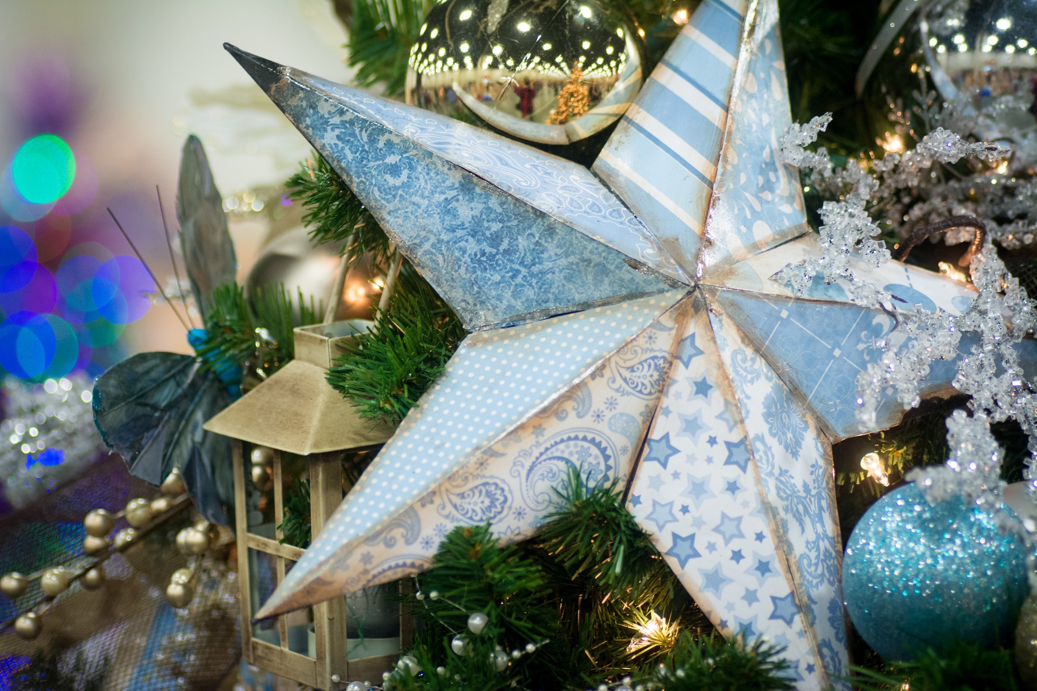 Christmas tree star ornament and decorations HD Wallpaper