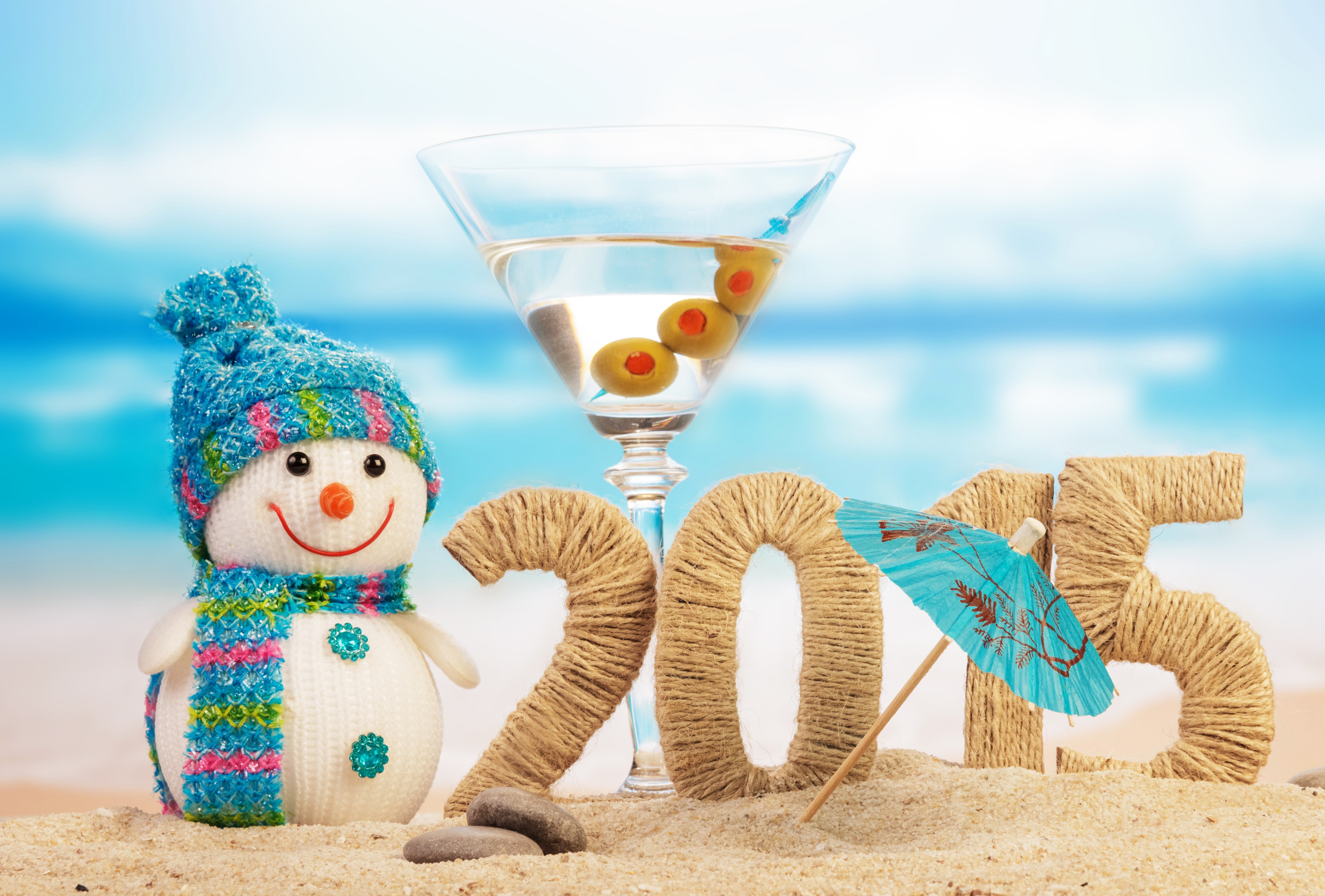 Snowman and Martini on Beach with 2015 Numbers HD Wallpaper