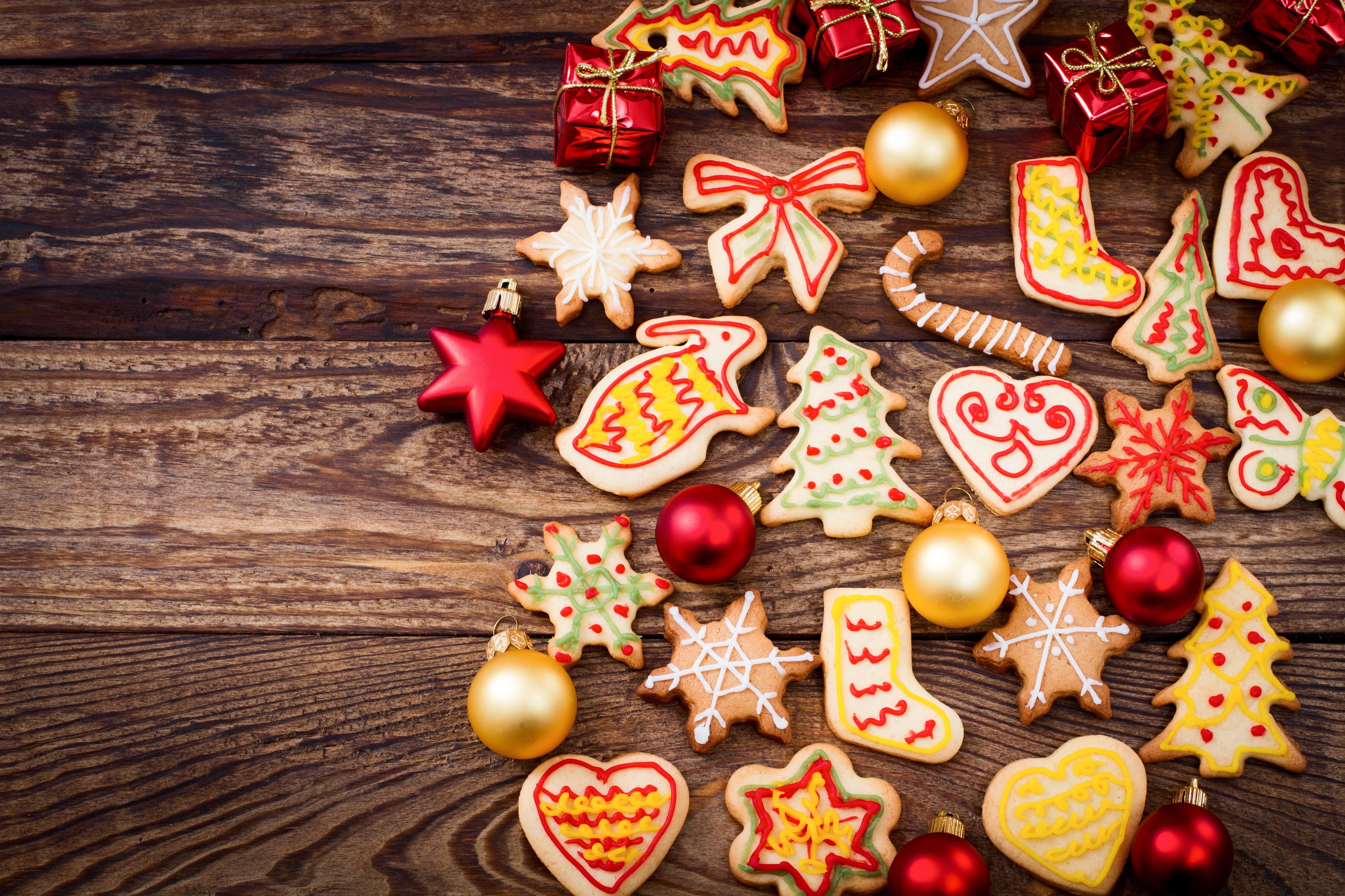 Christmas cookies and ornaments on wooden background HD Wallpaper