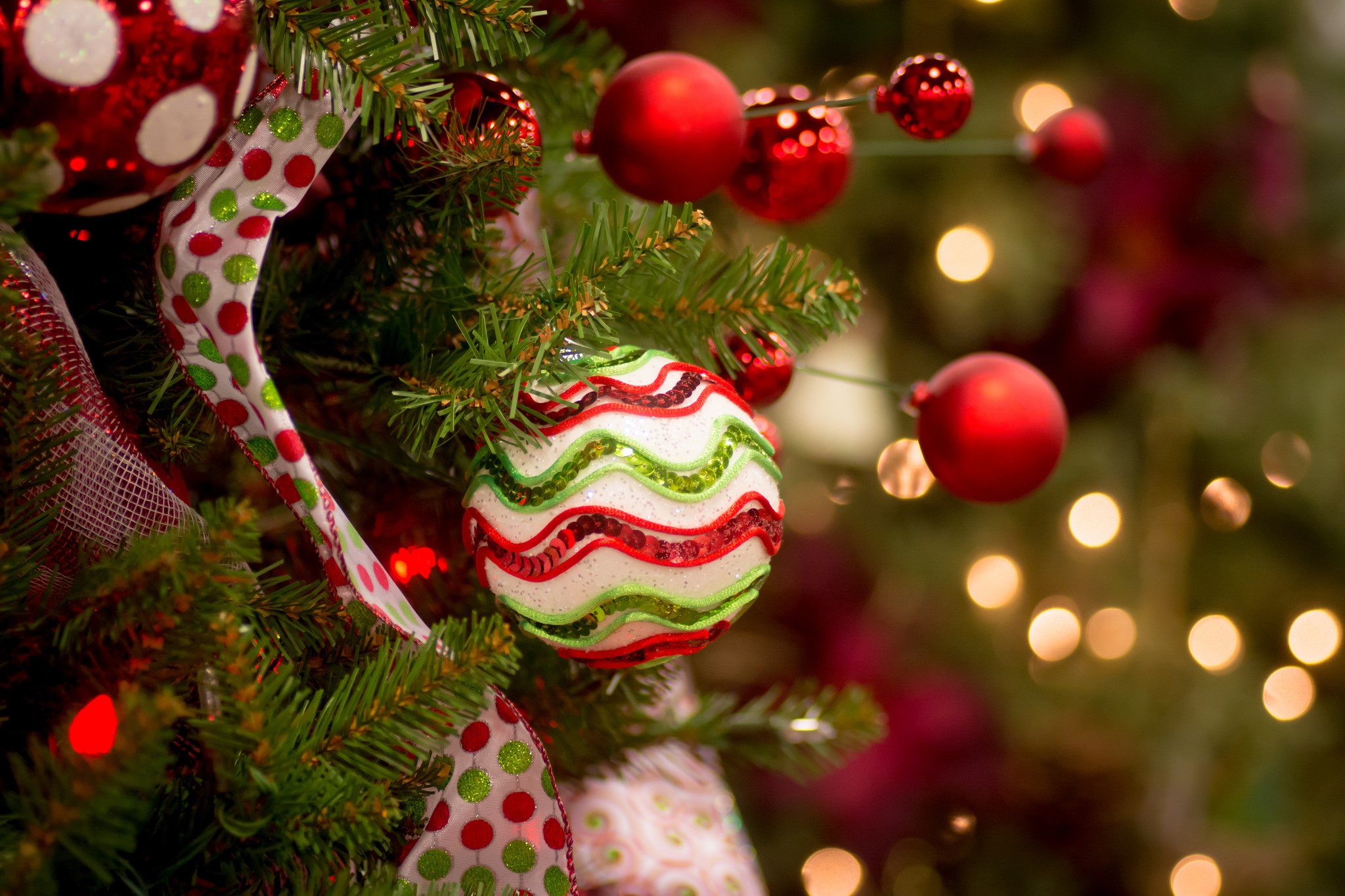 Christmas Tree Ornaments and Lights HD Wallpaper