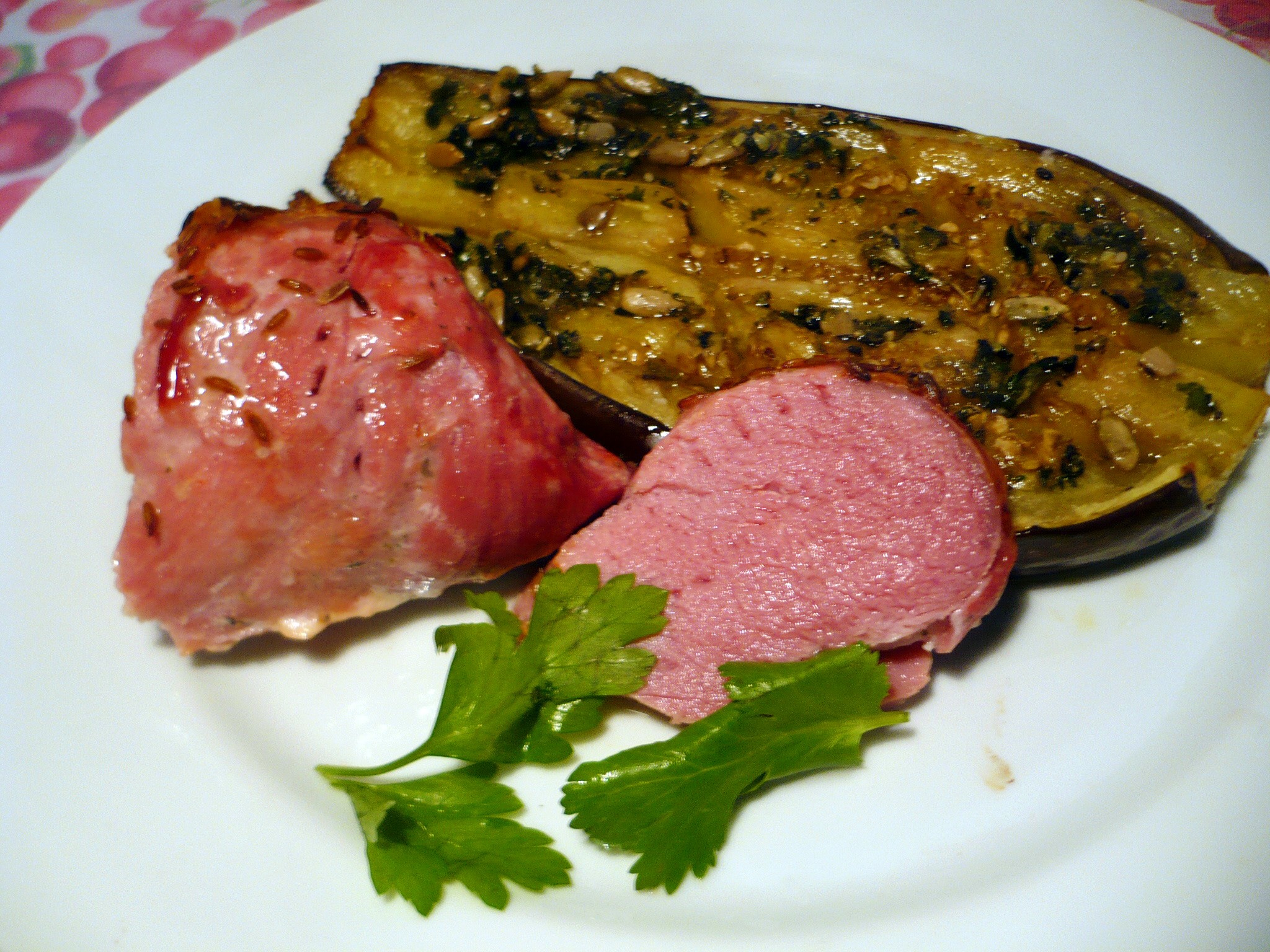 Cooked meat with roasted eggplant and parsley HD Wallpaper