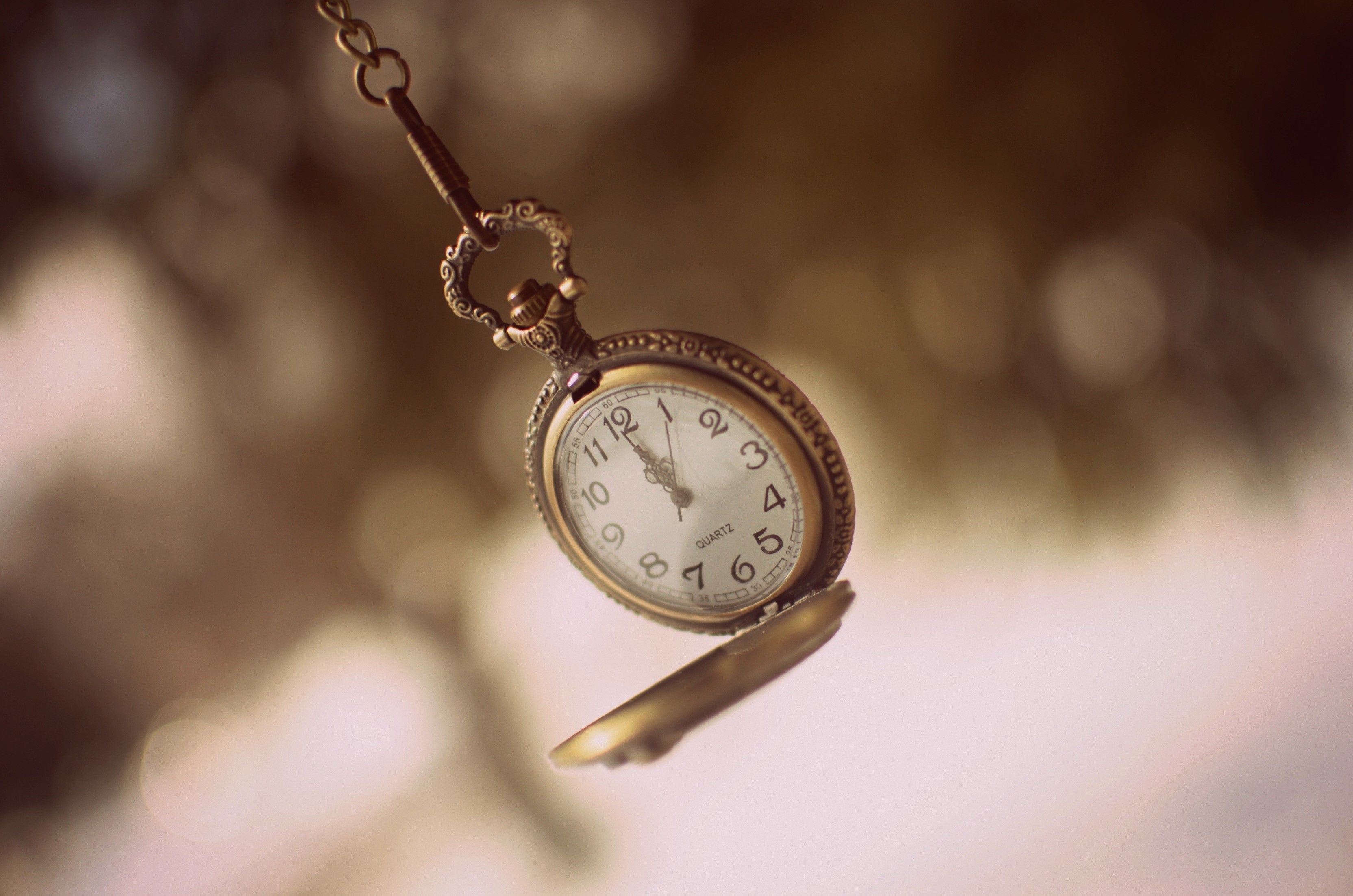 Antique pocket watch with chain HD Wallpaper