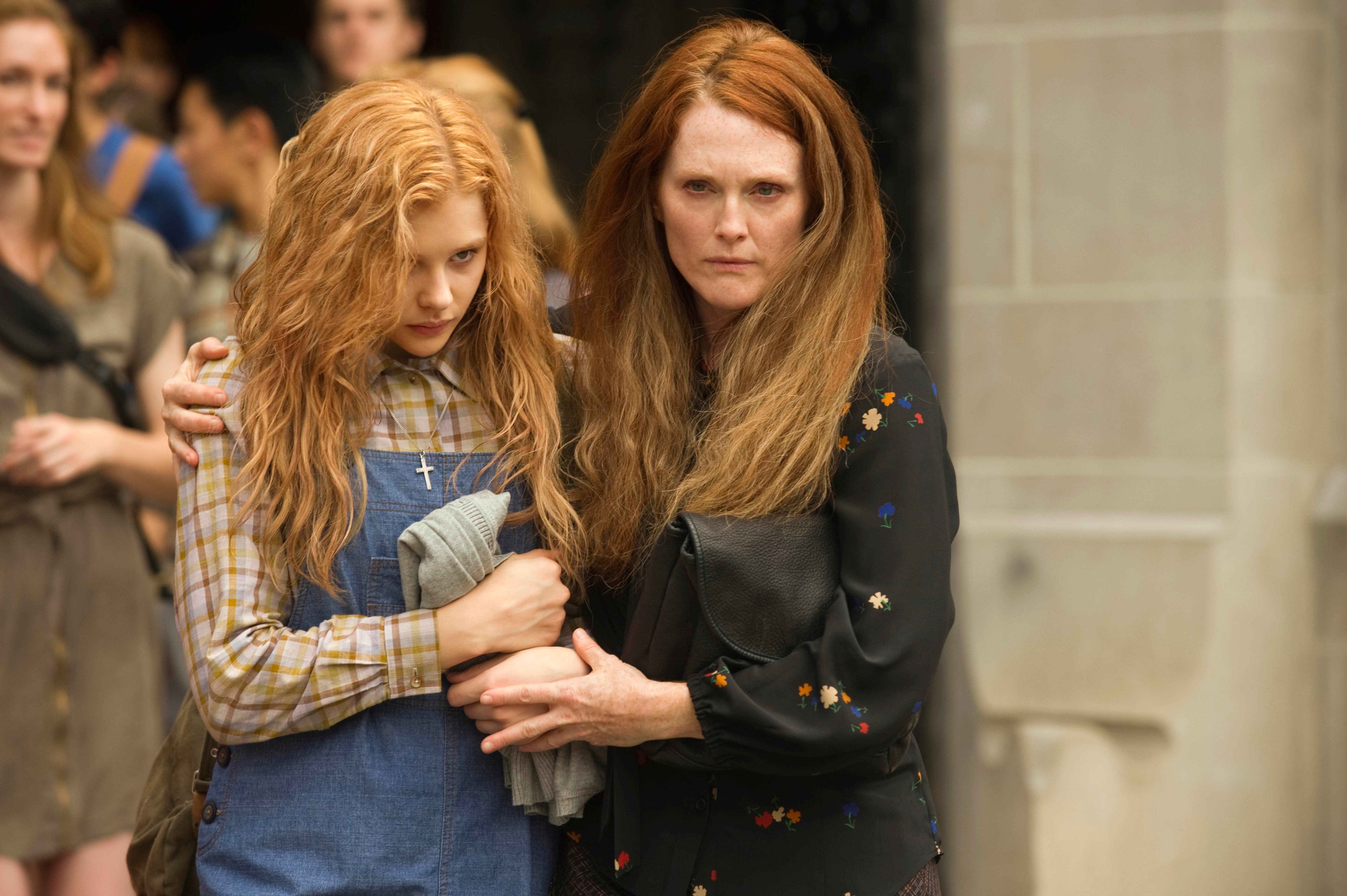 Carrie (2013 film) starring Julianne Moore and Chloe Grace Moretz HD Wallpaper
