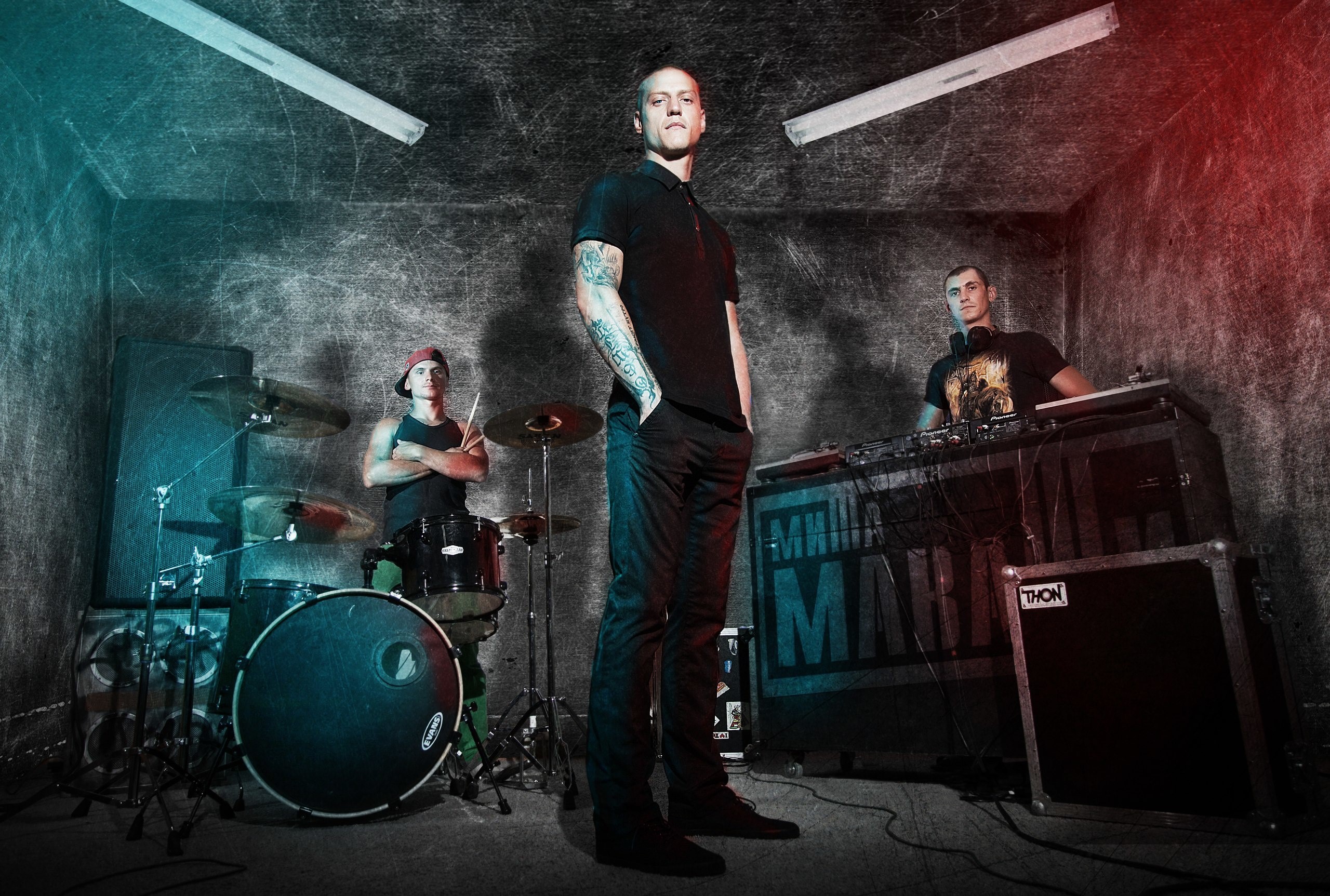 Mavashi Misha with band members HD Wallpaper