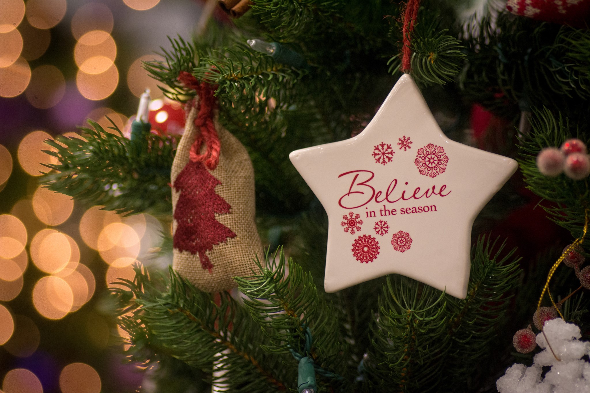 Christmas tree ornaments with bokeh lights HD Wallpaper