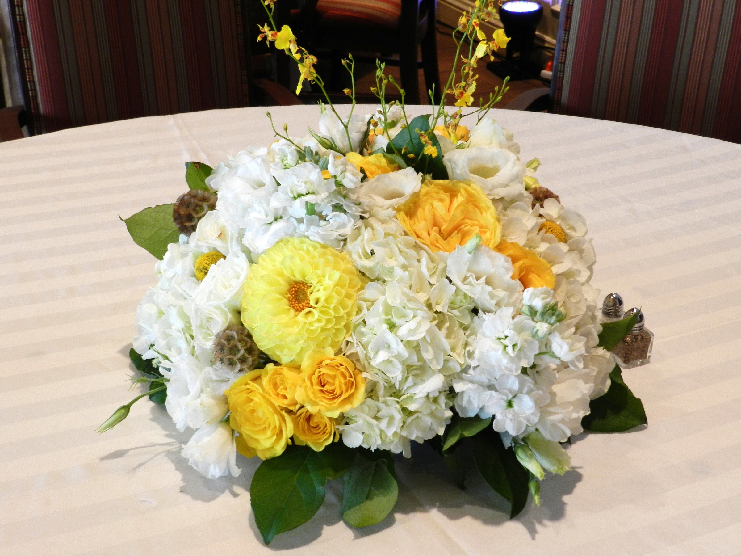 Yellow and white floral arrangement with dahlias and roses HD Wallpaper