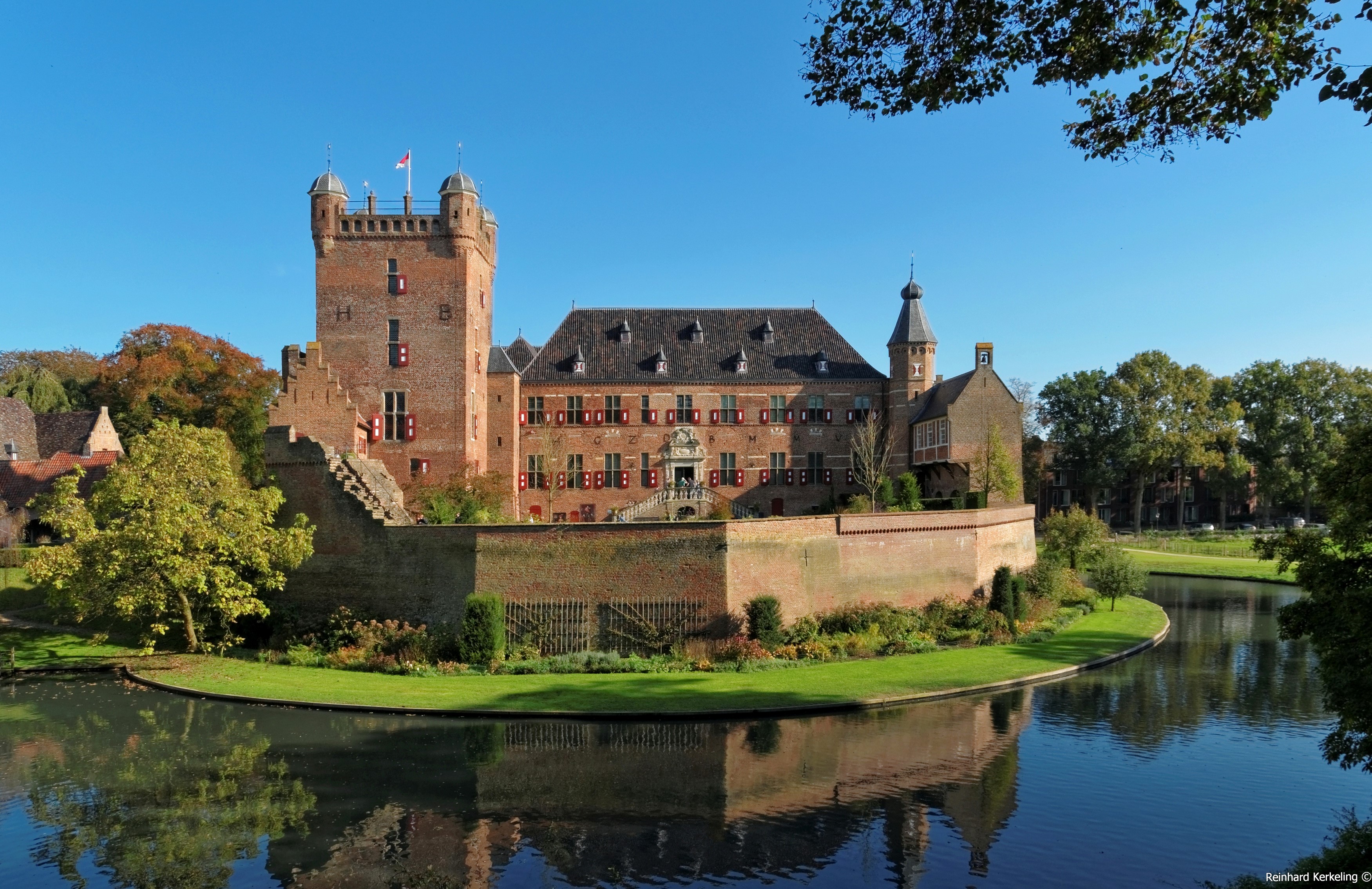 Huis Bergh Castle in Netherlands with a river HD Wallpaper