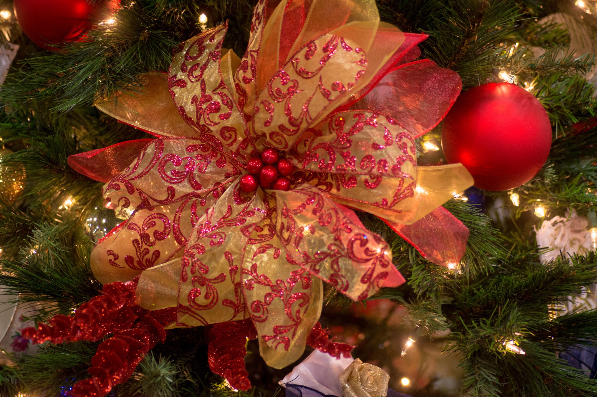 Christmas tree with ornaments and lights HD Wallpaper