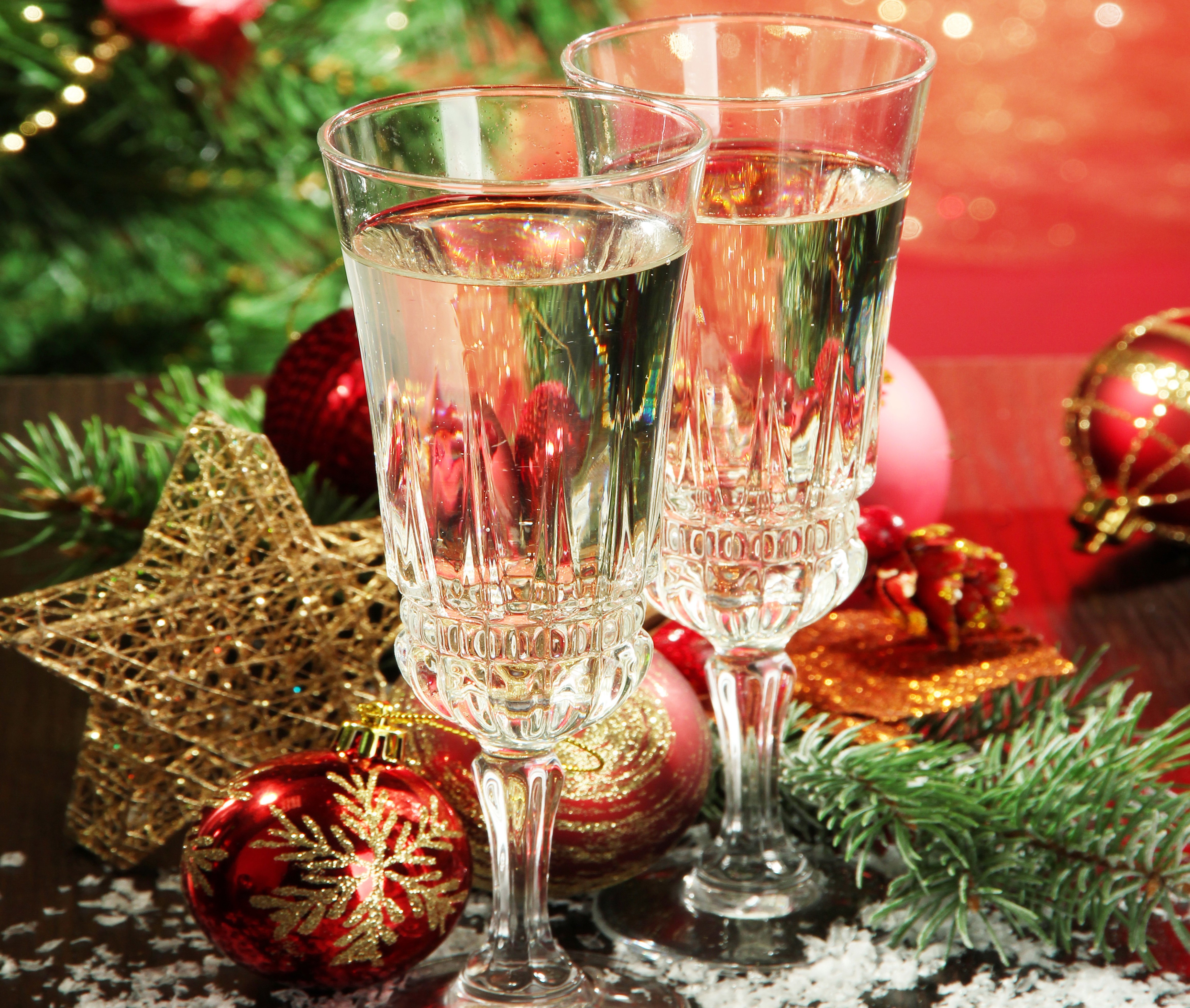 Champagne glasses with Christmas decorations HD Wallpaper