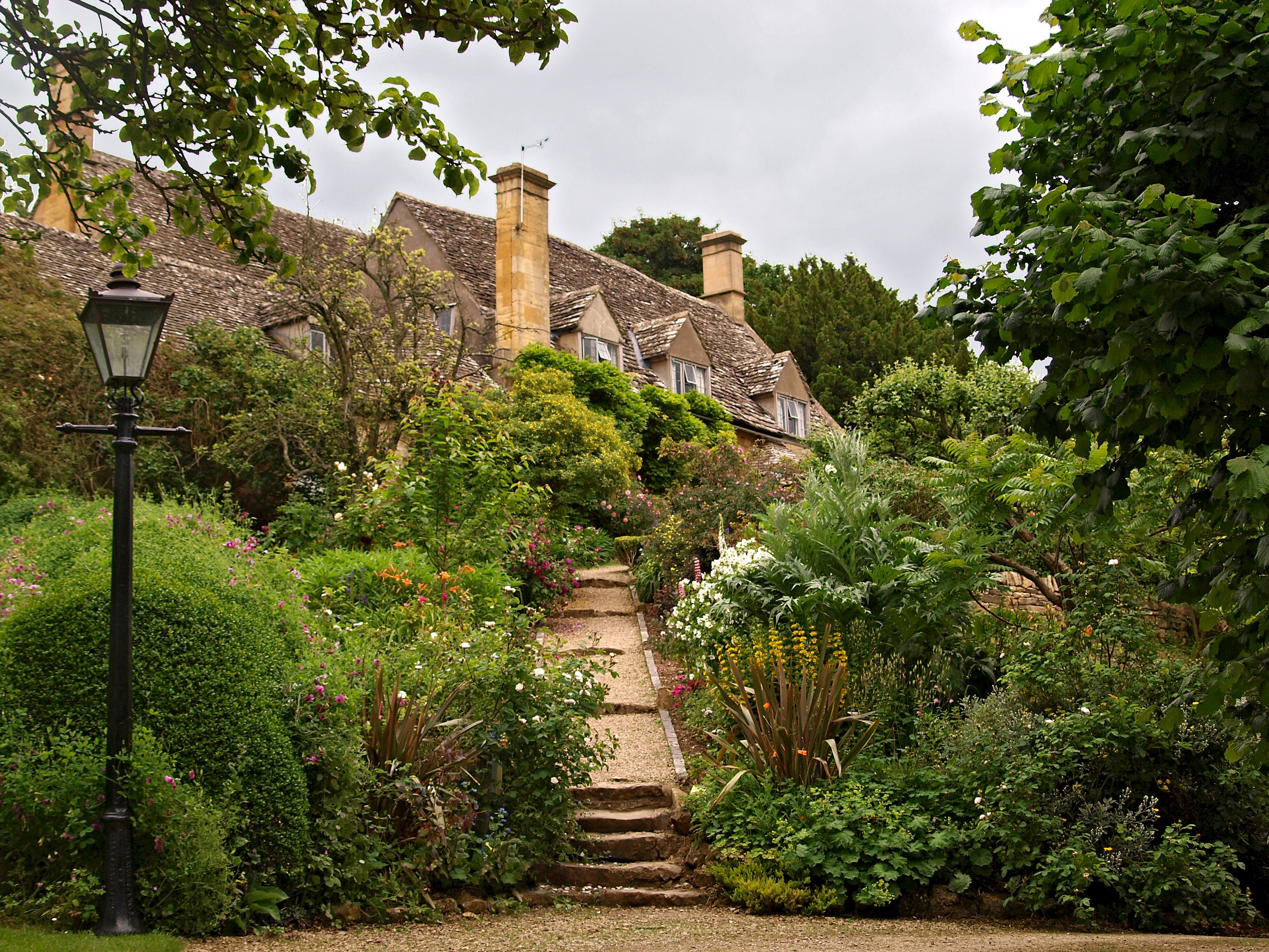 Stone house with gardens and street lamp in Tewkesbury, England HD Wallpaper