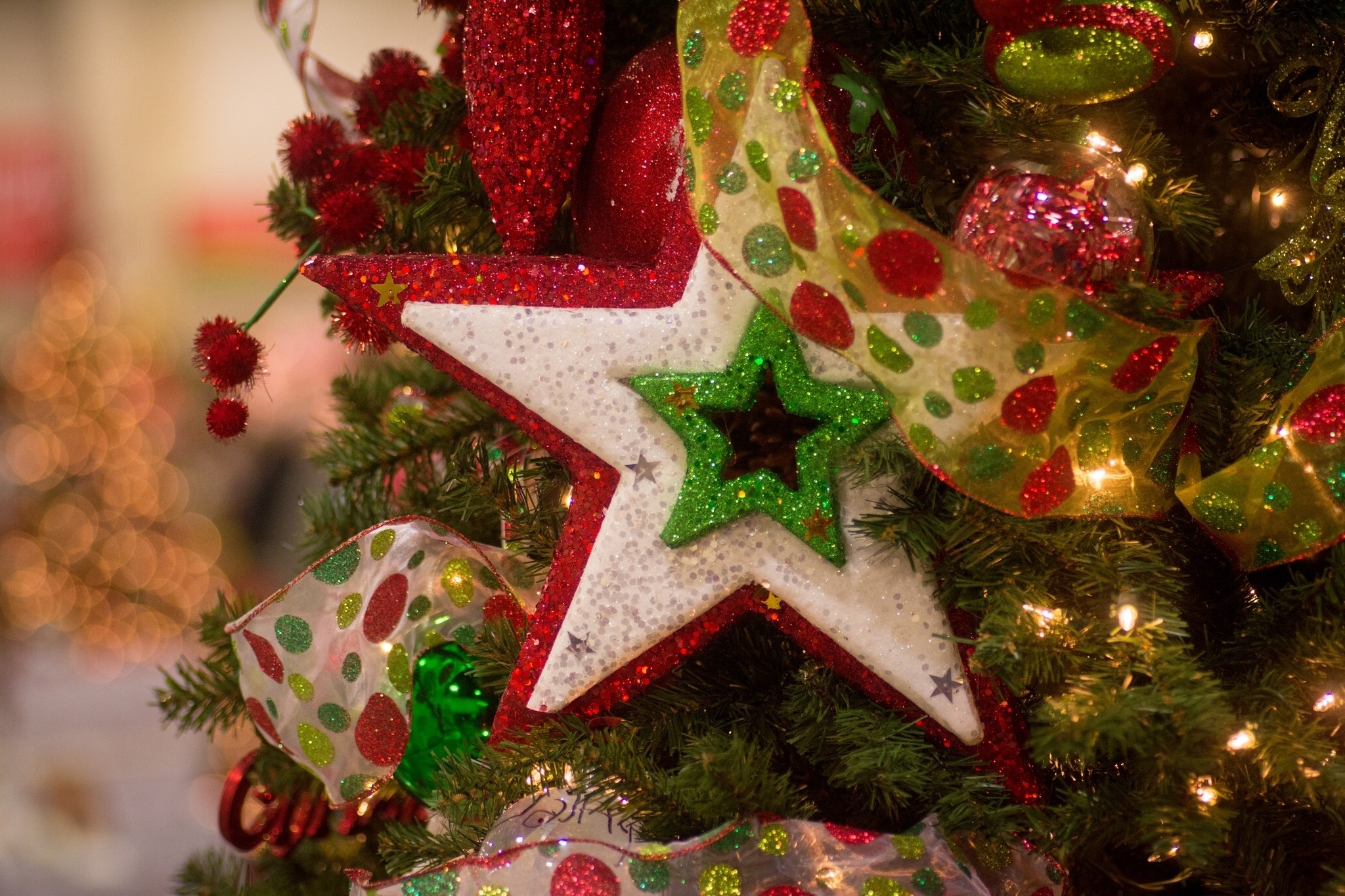 Christmas tree with star ornaments and ribbon HD Wallpaper