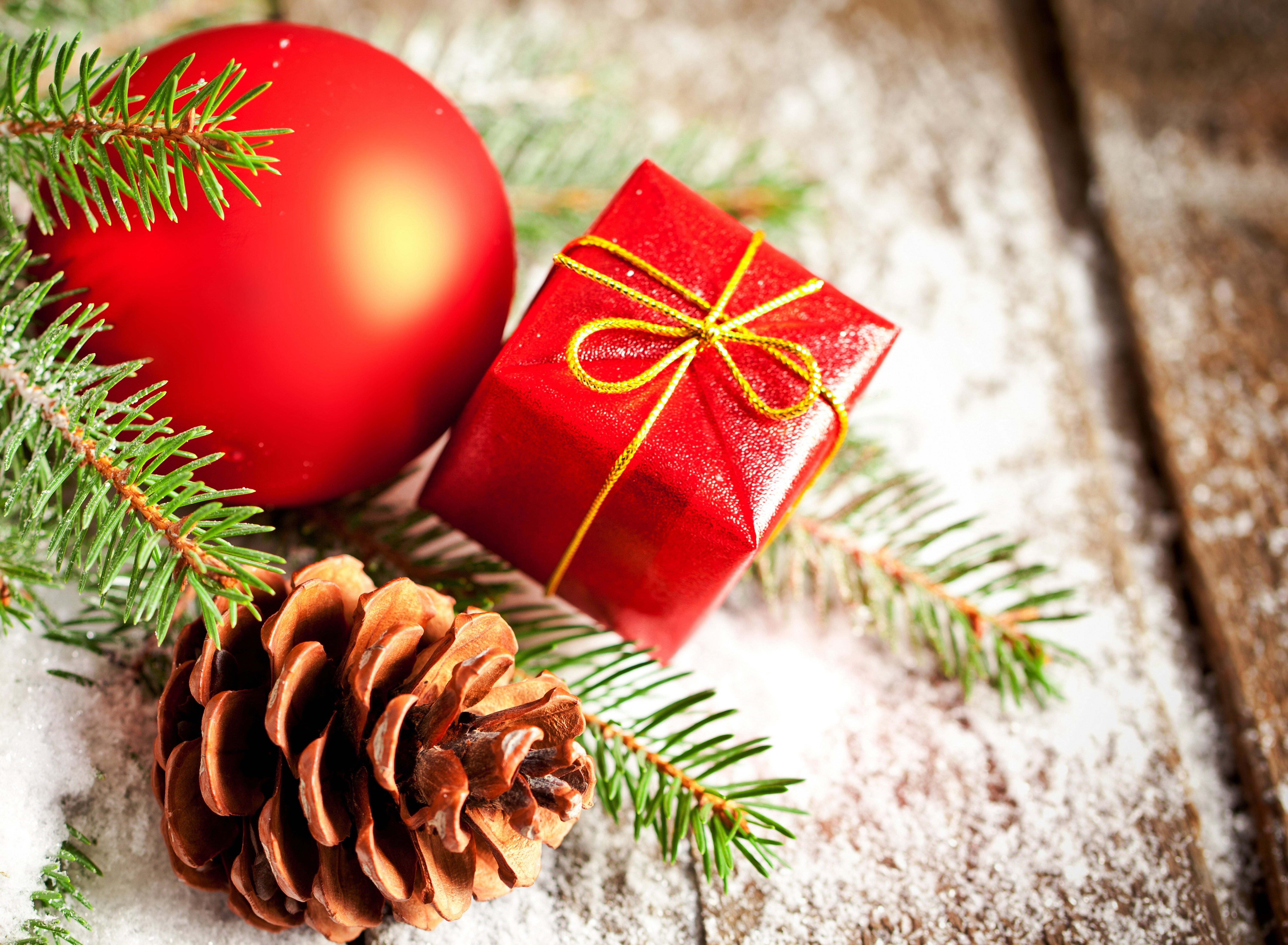 Christmas decoration with pine cone and gift HD Wallpaper