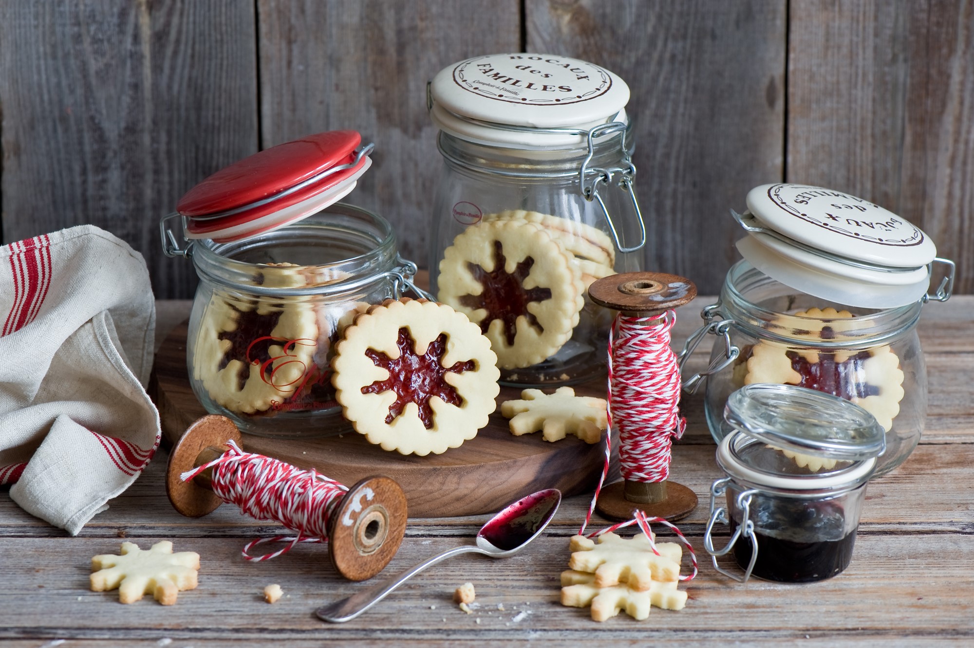 Jars of jam-filled star cookies with twine HD Wallpaper