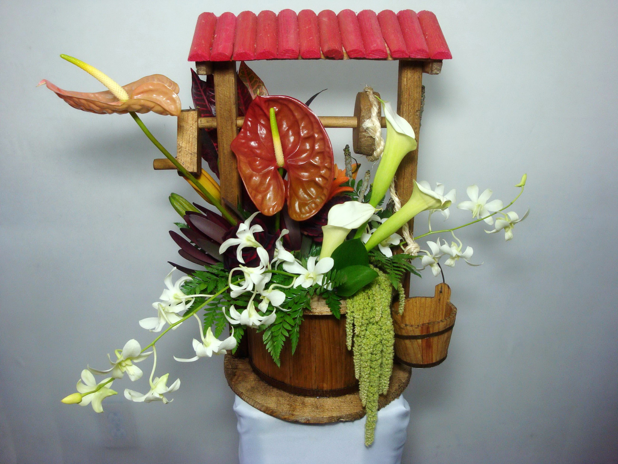 Floral arrangement in a wishing well design HD Wallpaper