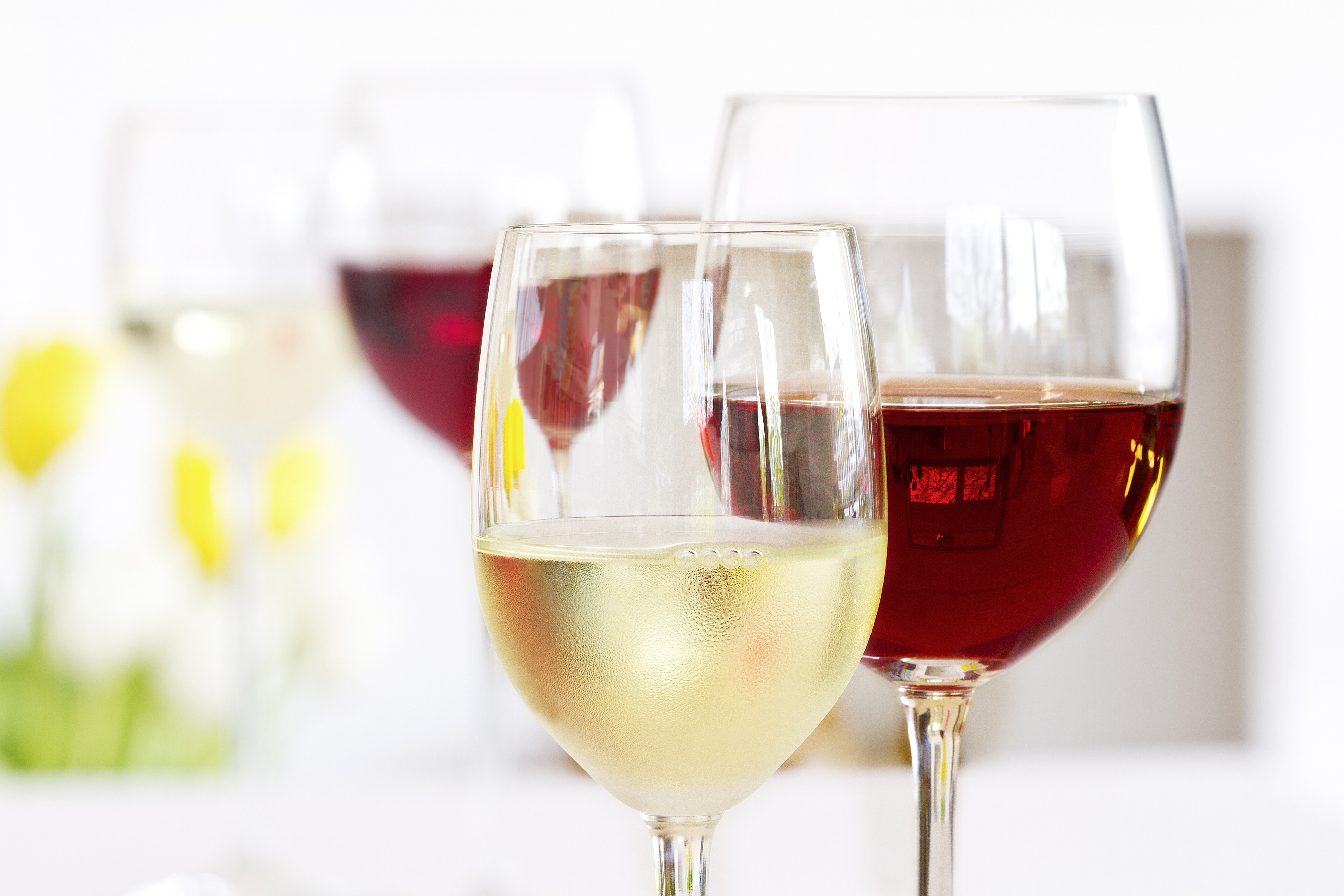 Wine glasses with red and white wine HD Wallpaper