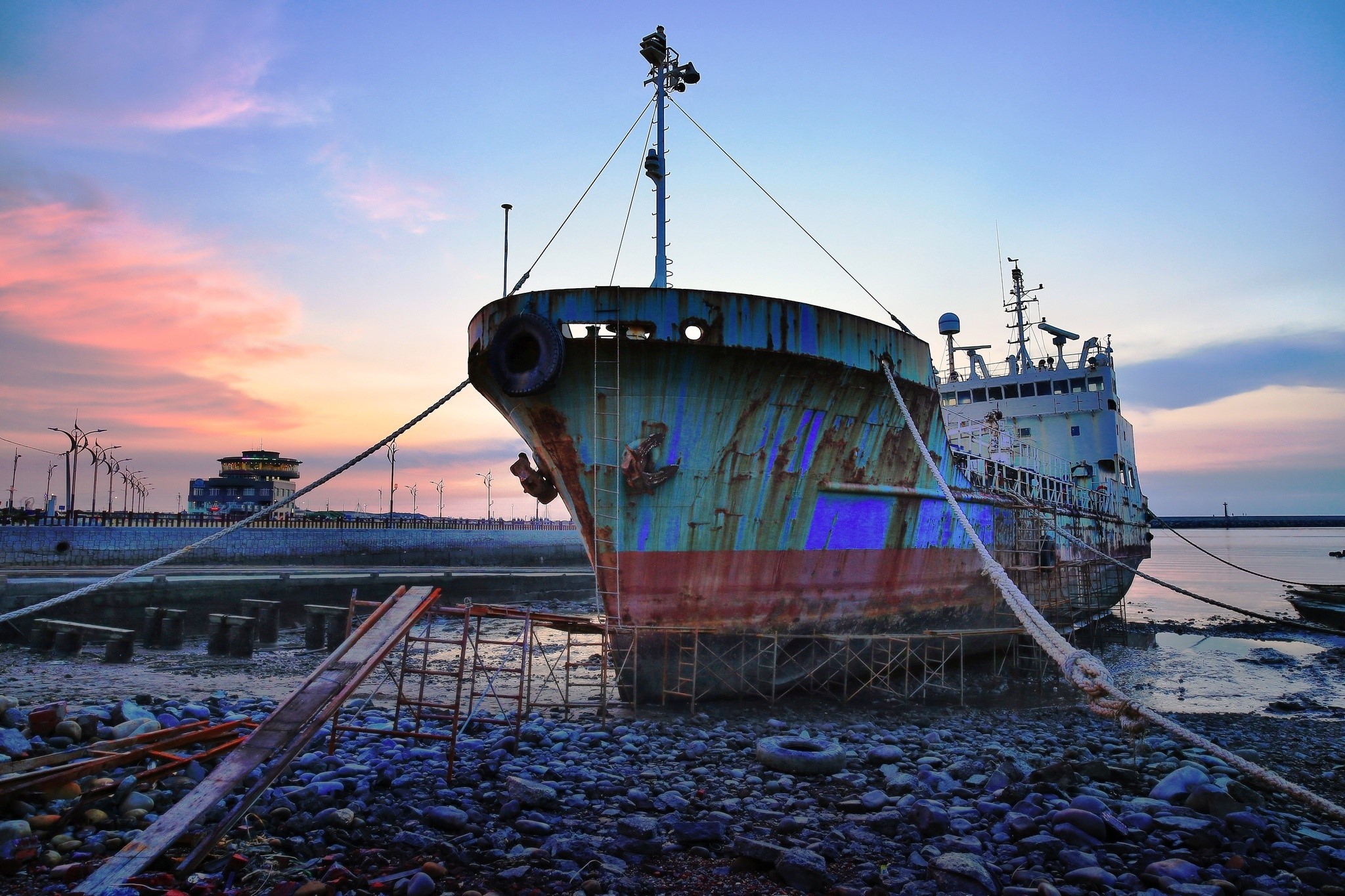 Old rusty ship grounded at sunset HD Wallpaper