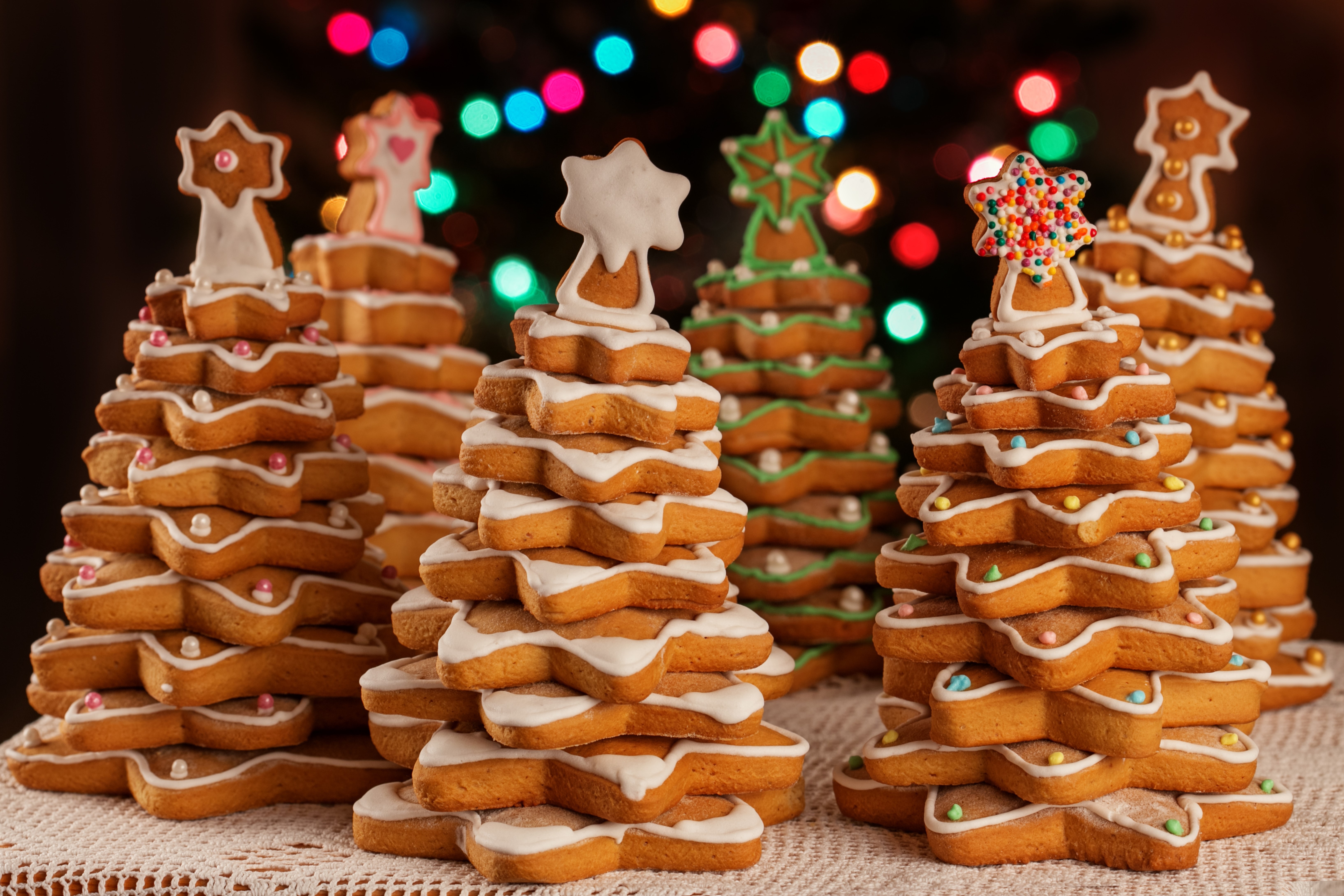 Christmas gingerbread cookies in the shape of trees HD Wallpaper