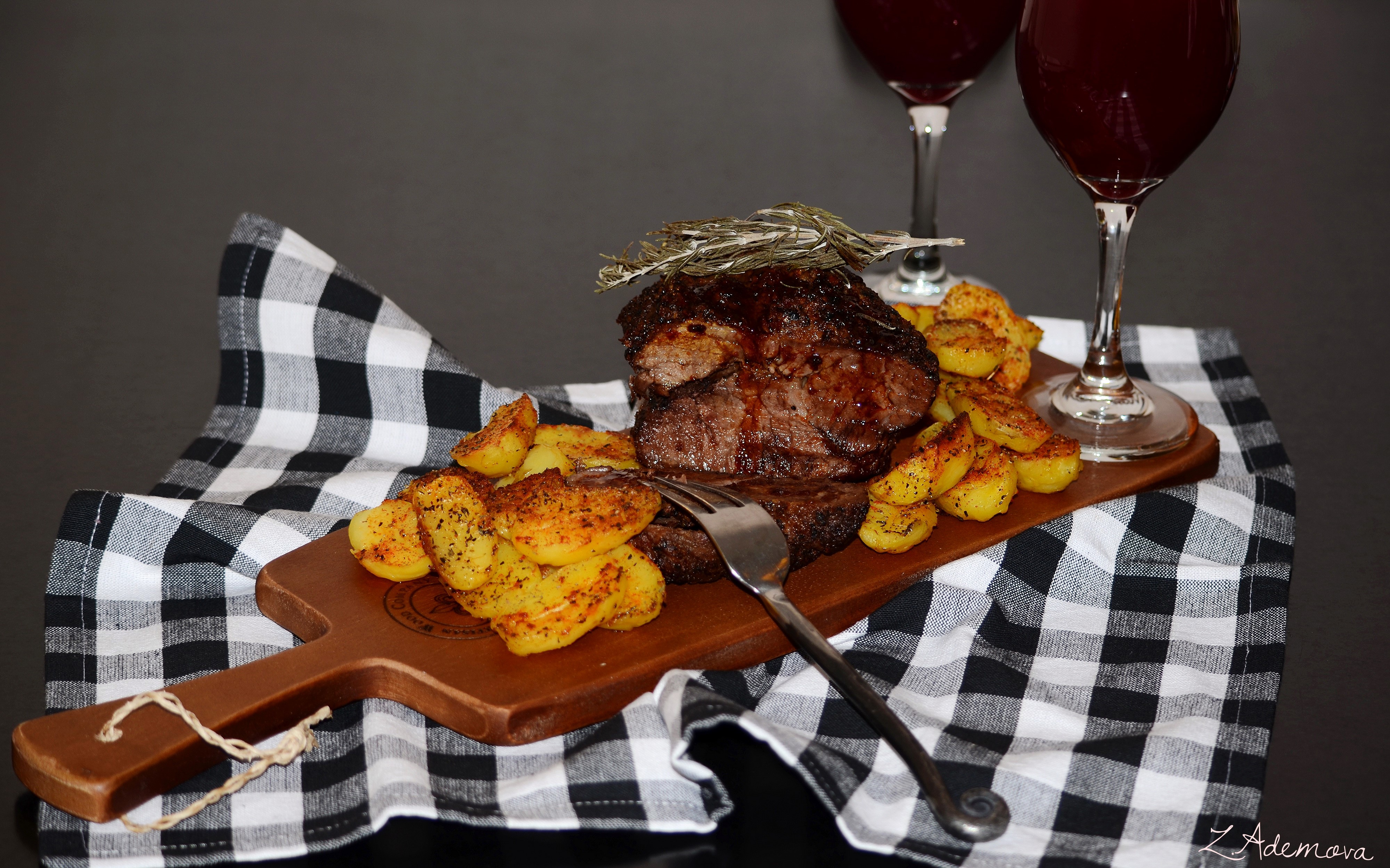 Steak with roasted potatoes and red wine HD Wallpaper