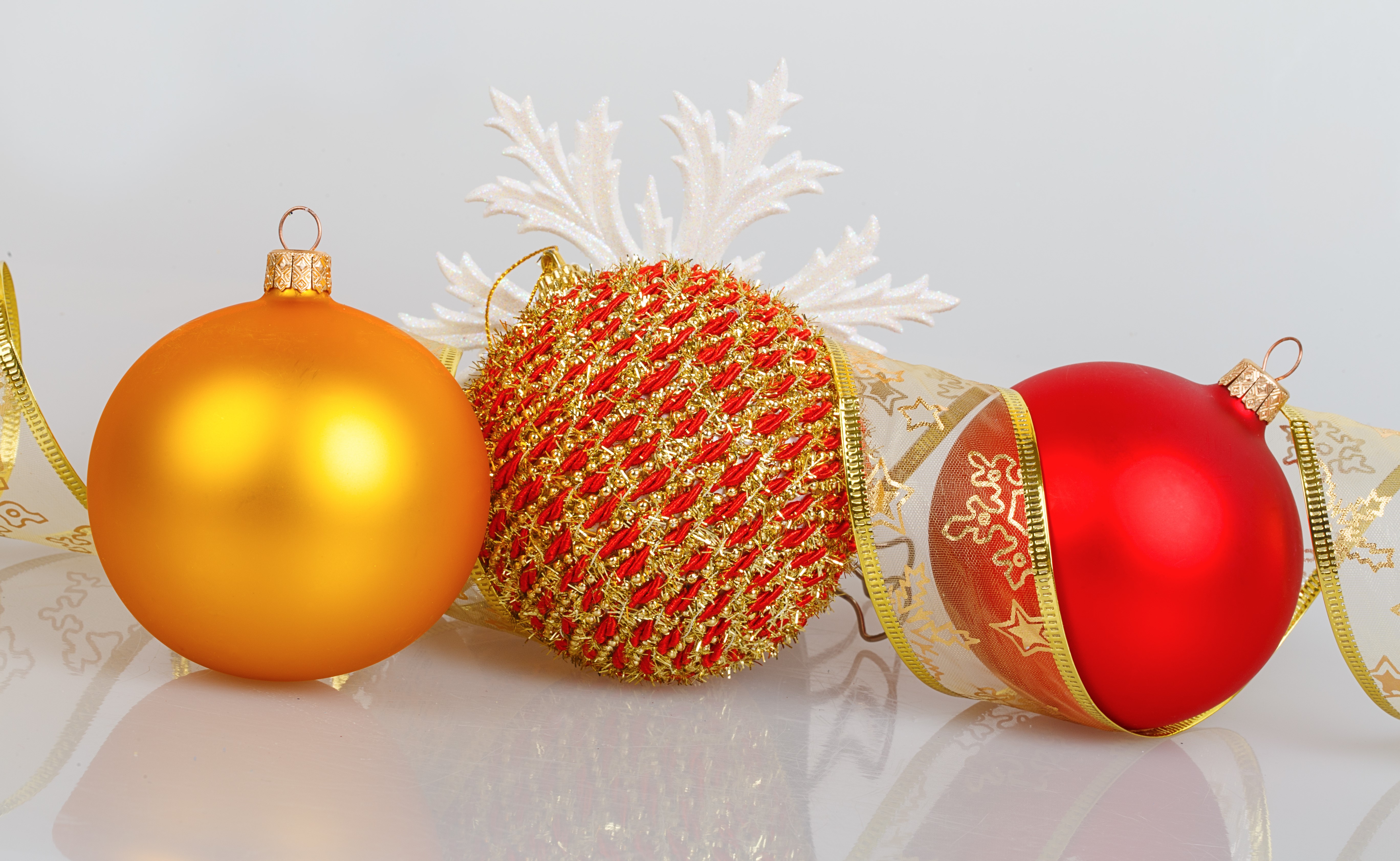Christmas ornaments with ribbon and snowflake HD Wallpaper