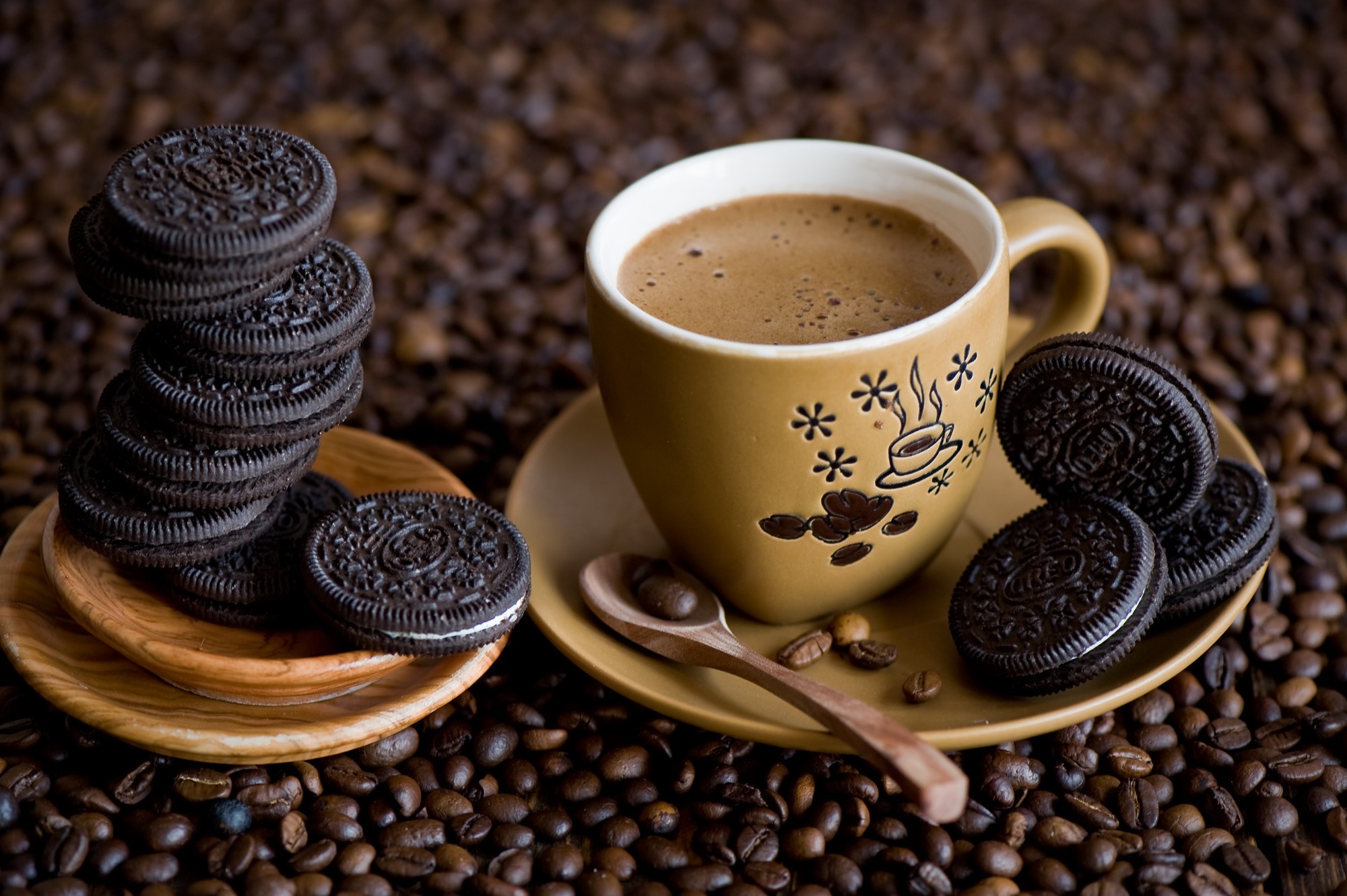 Cup of coffee with Oreos and coffee beans HD Wallpaper