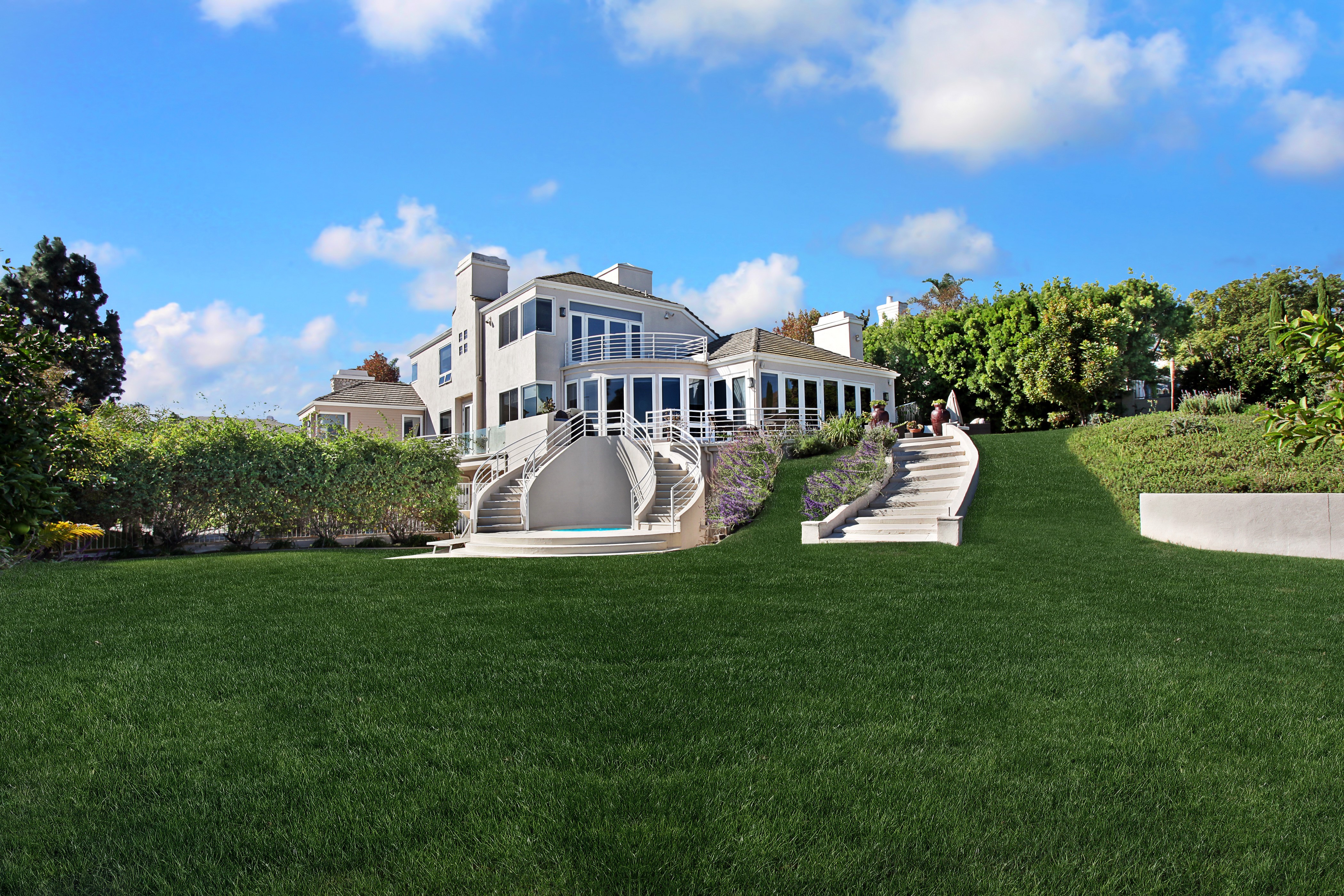 Laguna Beach Mansion with Lawn and Pool HD Wallpaper