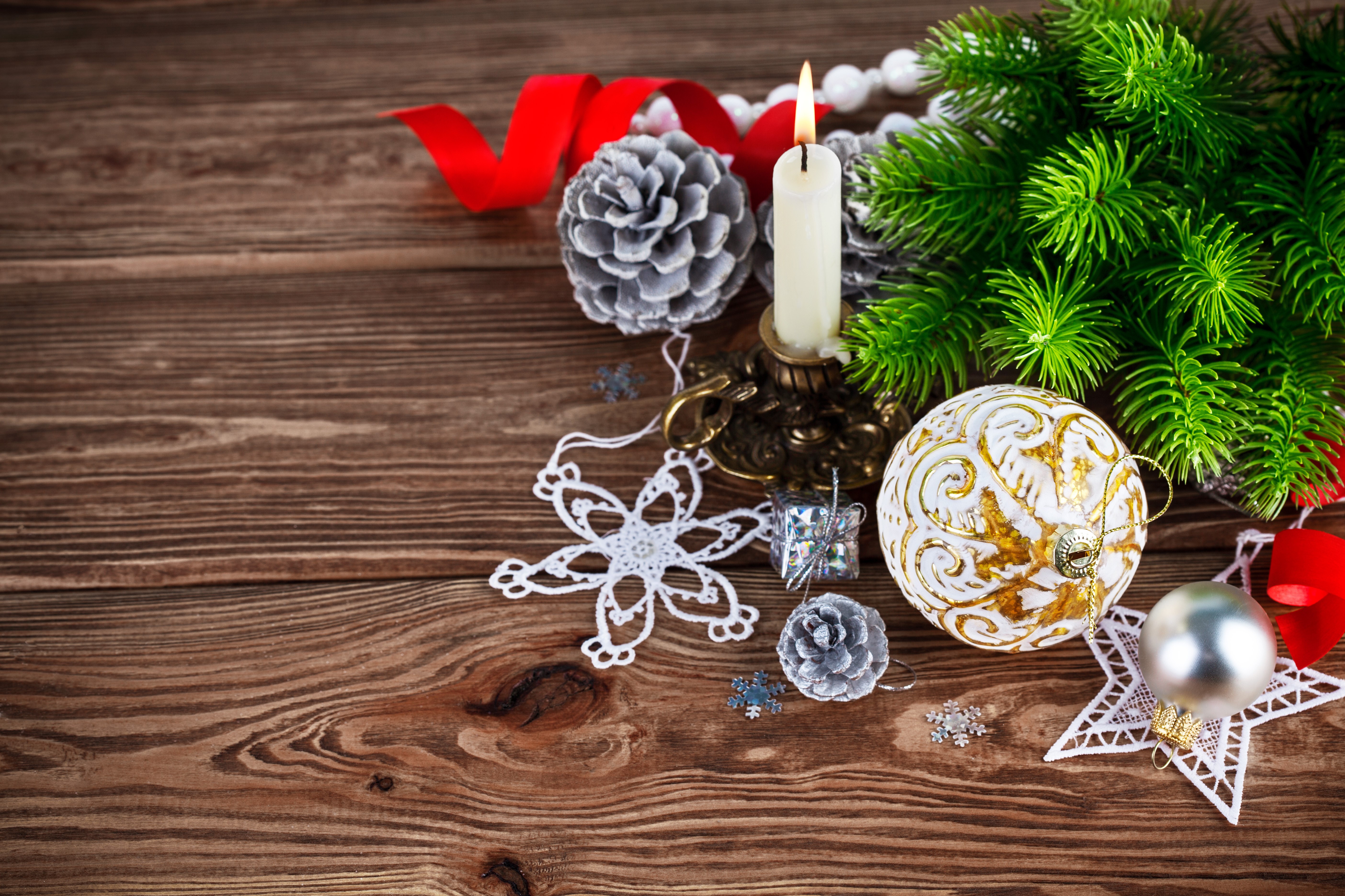 Christmas decorations with candle and pine branches HD Wallpaper