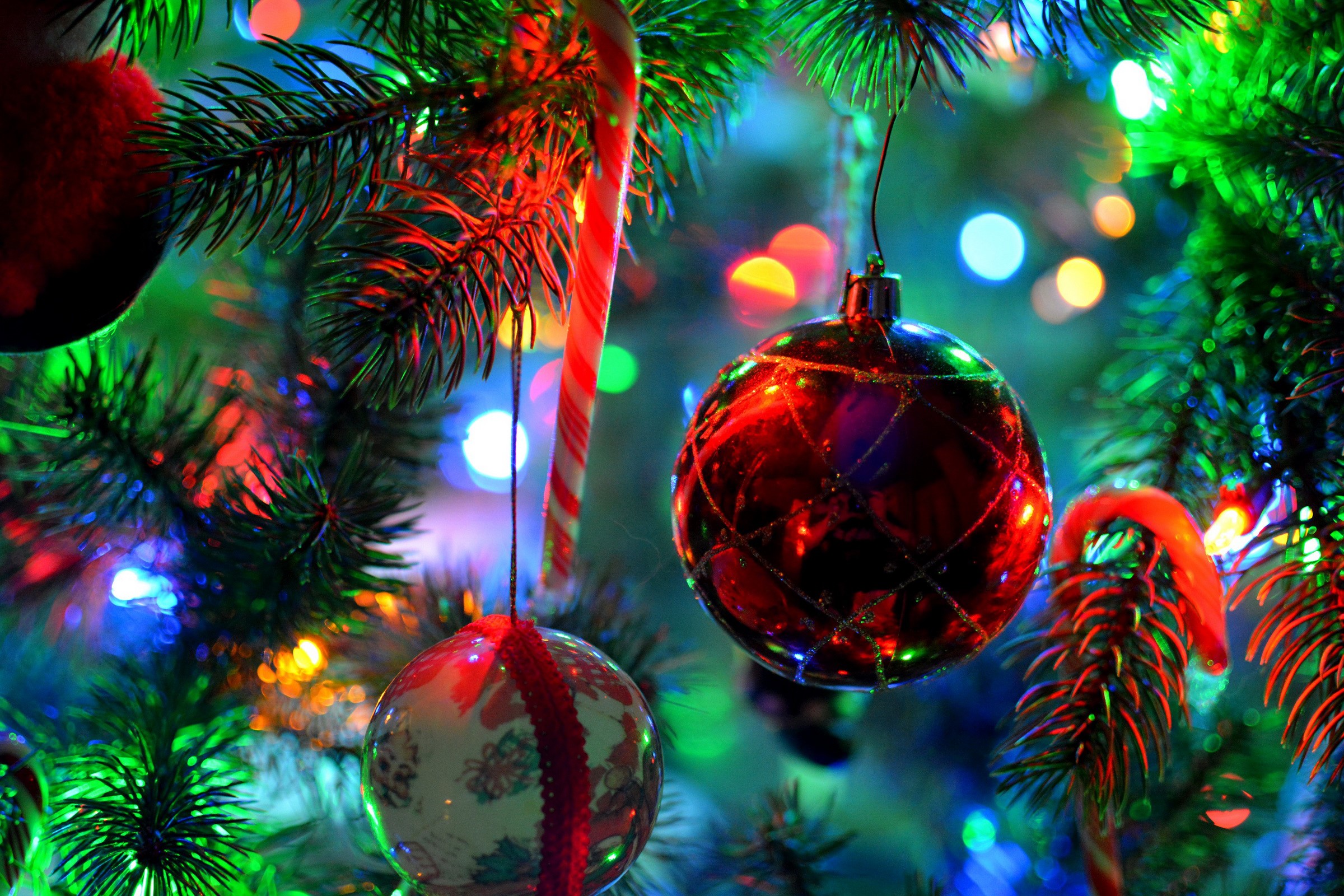 Christmas tree ornaments and lights HD Wallpaper
