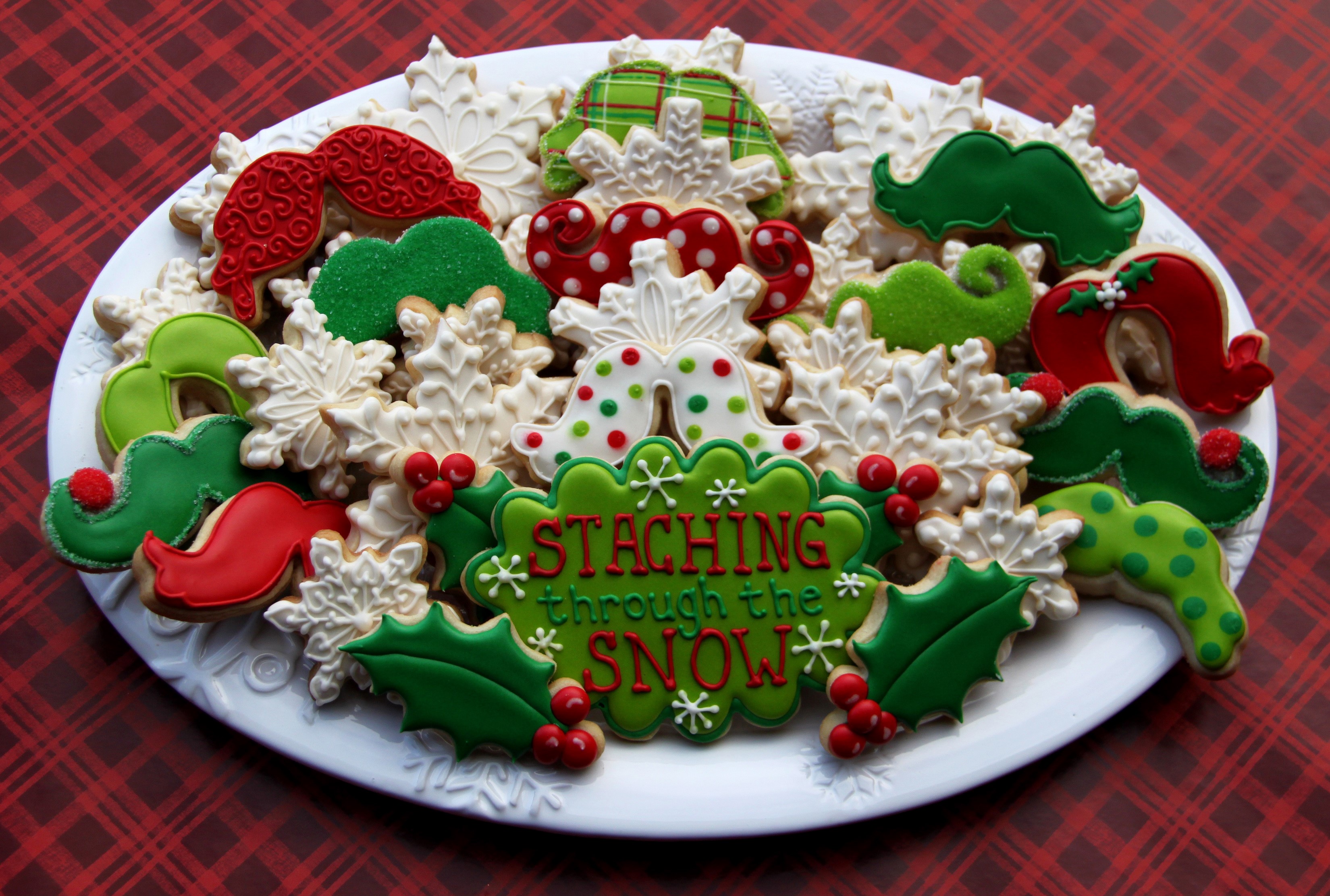 Christmas cookies on a white platter HD Wallpaper