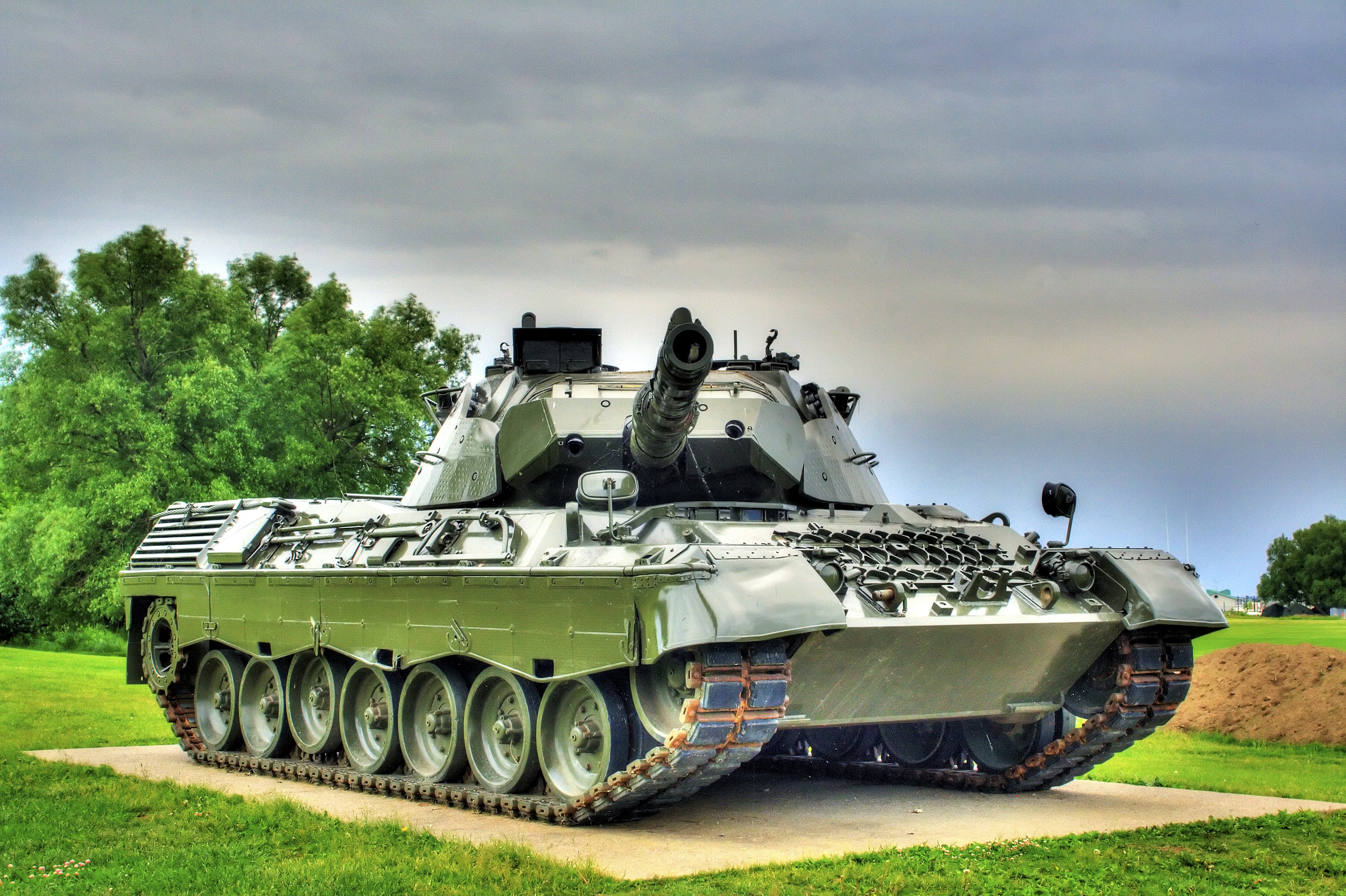 Green Leopard 1 Tank on Display HD Wallpaper