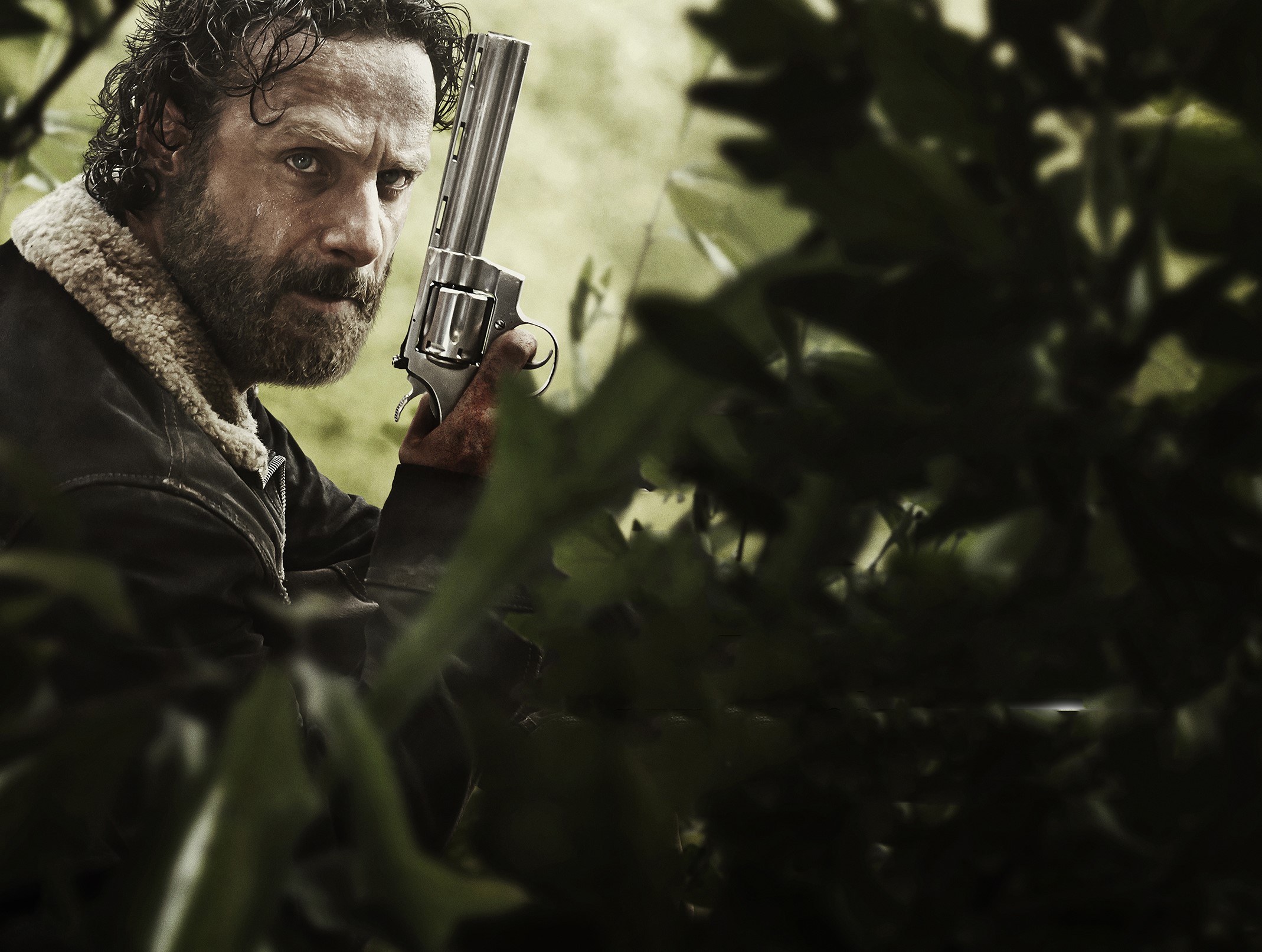 Rick Grimes from The Walking Dead with a revolver HD Wallpaper