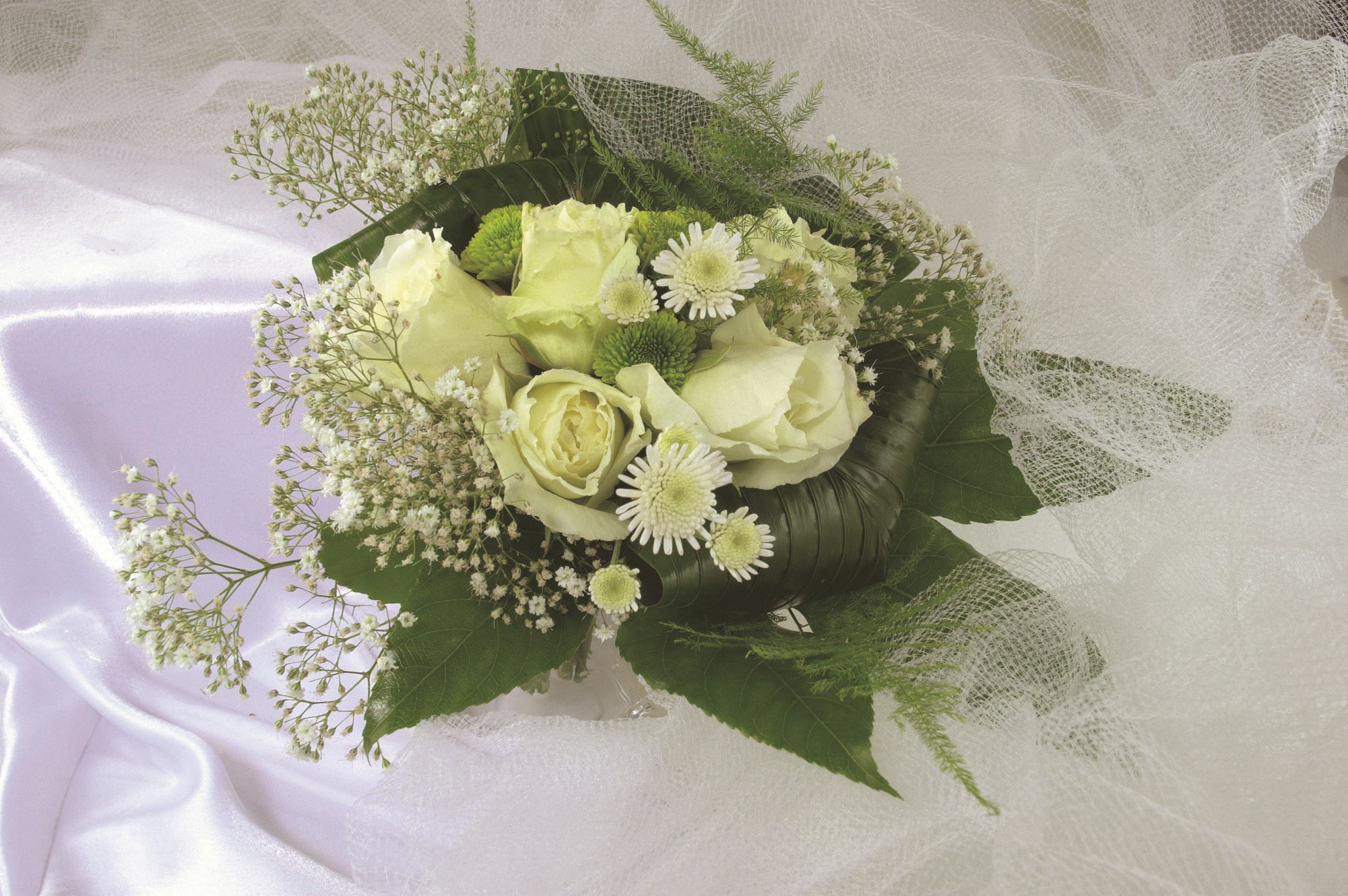 White roses and chrysanthemums bouquet with baby's breath HD Wallpaper