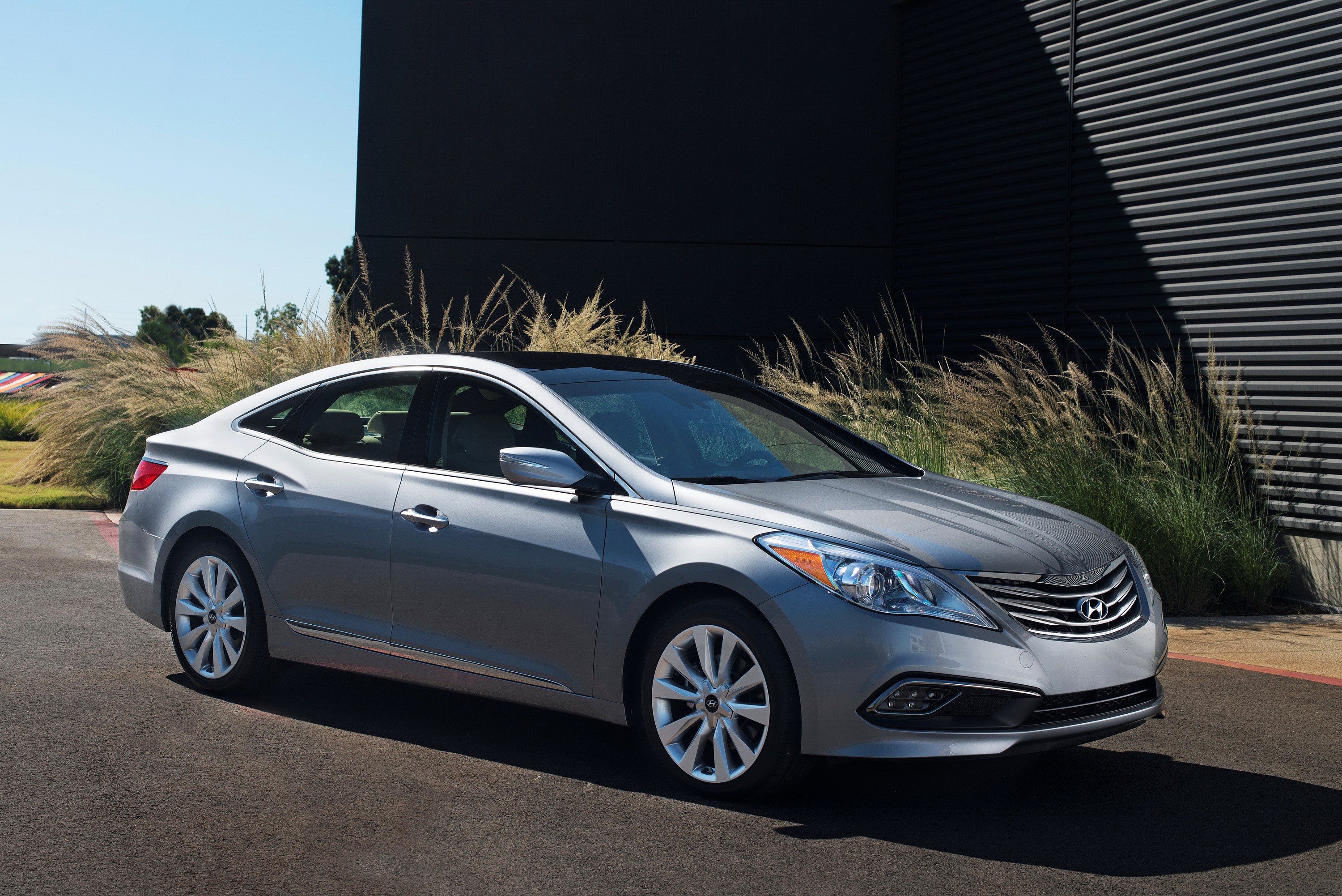 Silver 2015 Hyundai Azera Sedan HD Wallpaper