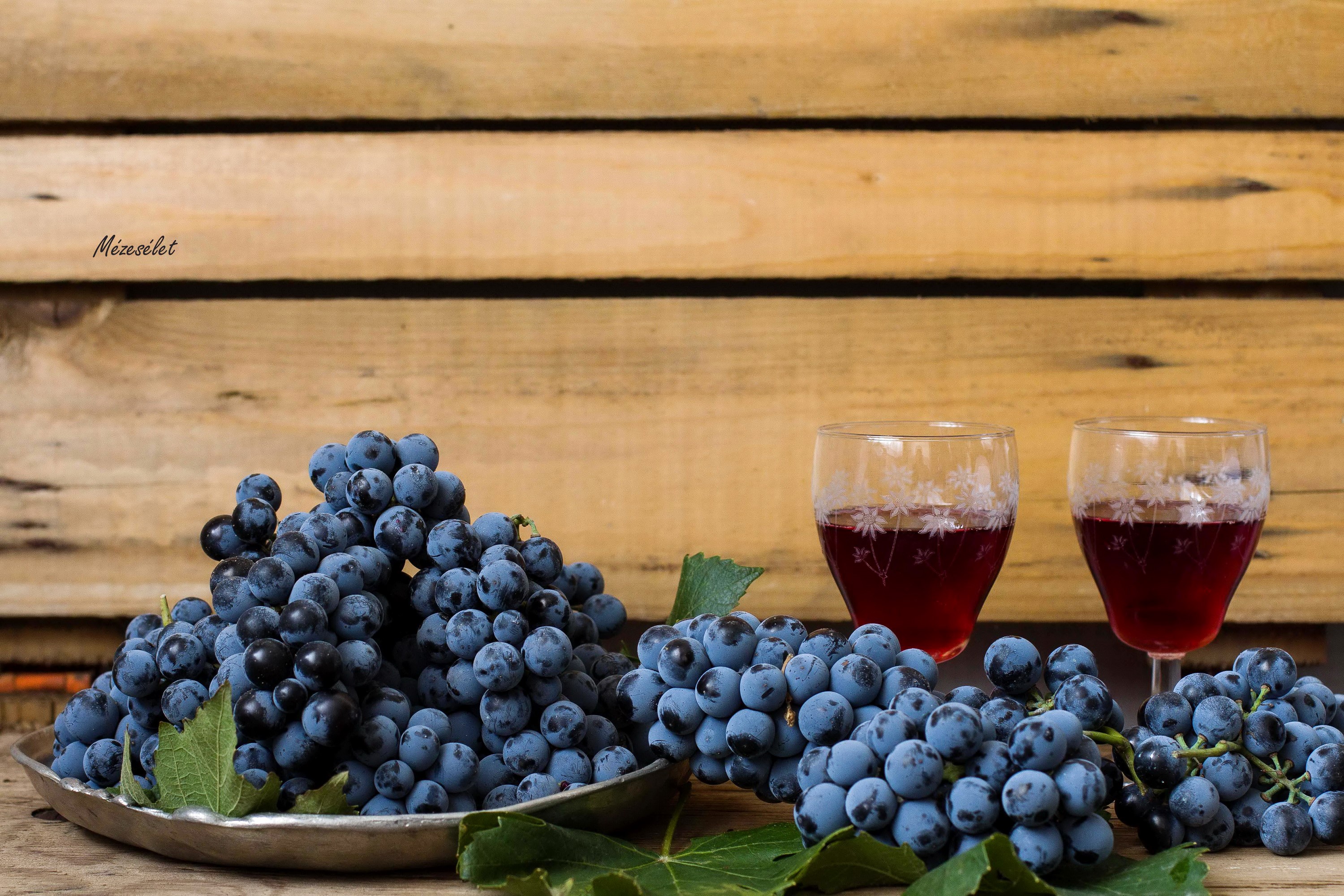 Grapes and wine in glasses on a wooden background HD Wallpaper