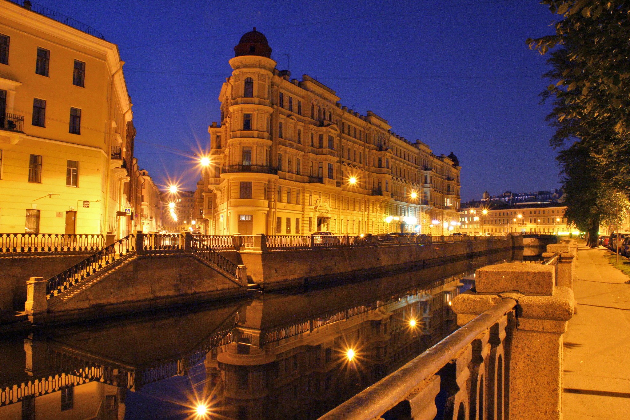 Night view of a canal in St. Petersburg, Russia HD Wallpaper