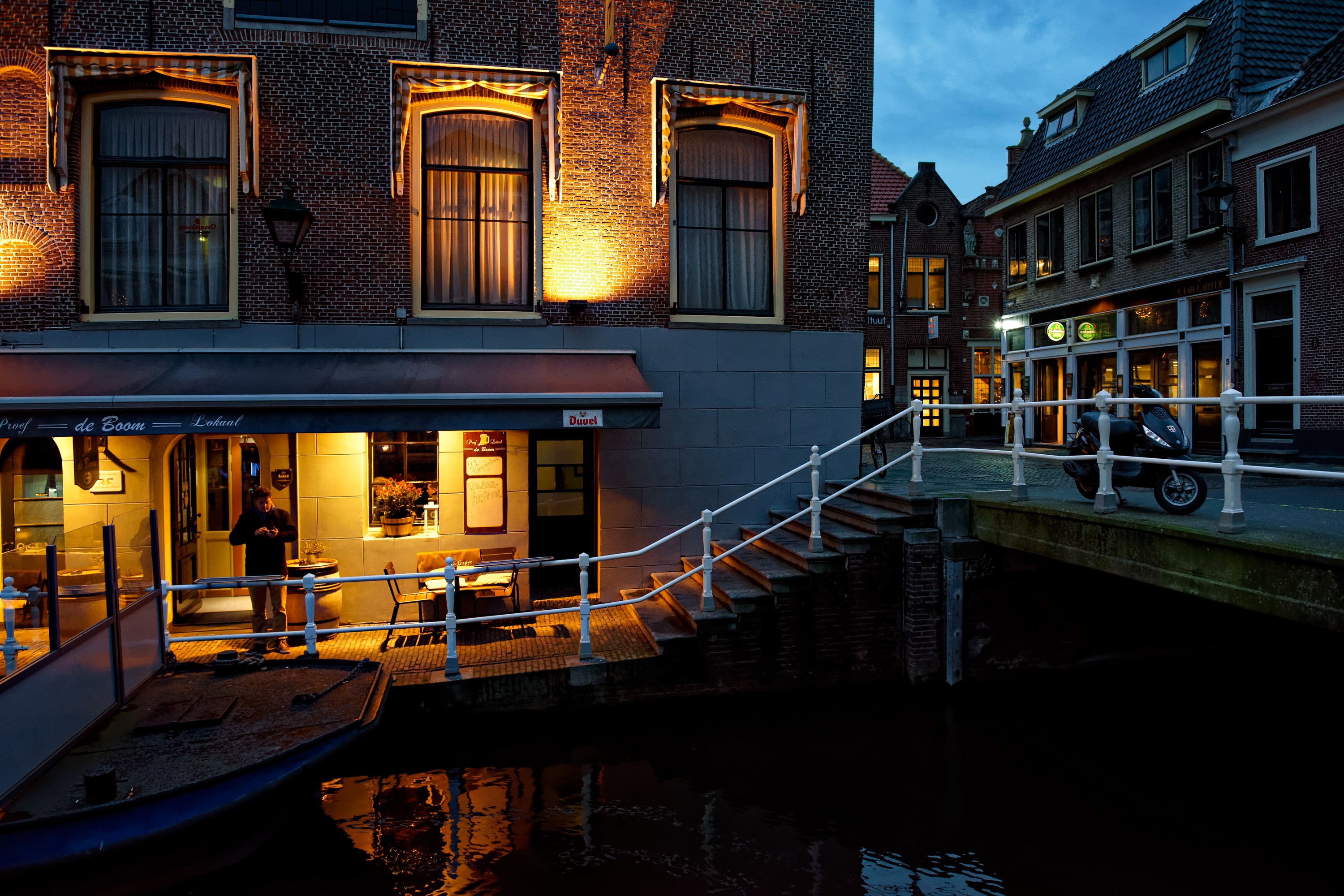Canal-side restaurant and bridge in Alkmaar at night HD Wallpaper