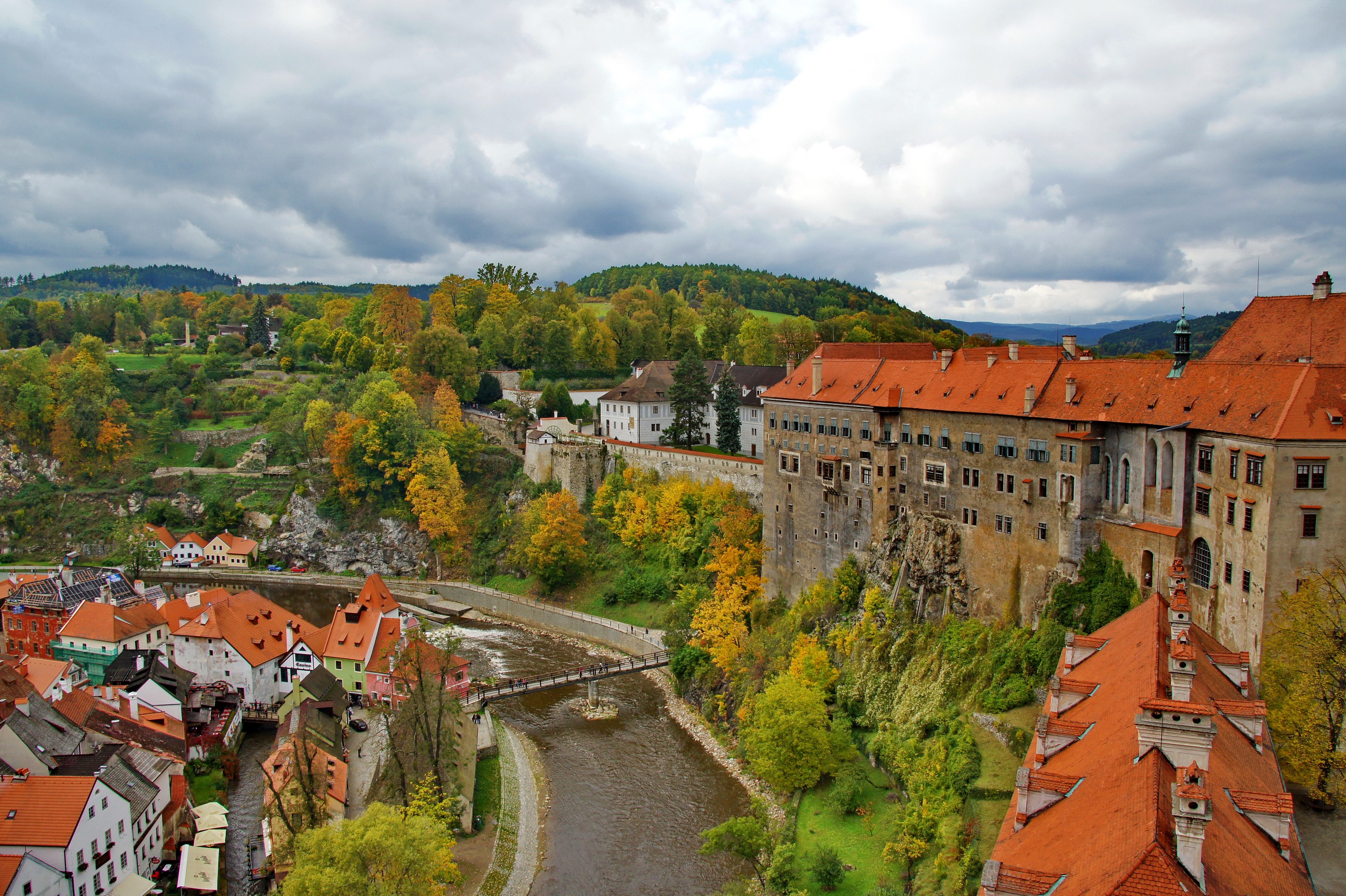 Cesky Krumlov Castle and Old Town with Vltava River HD Wallpaper