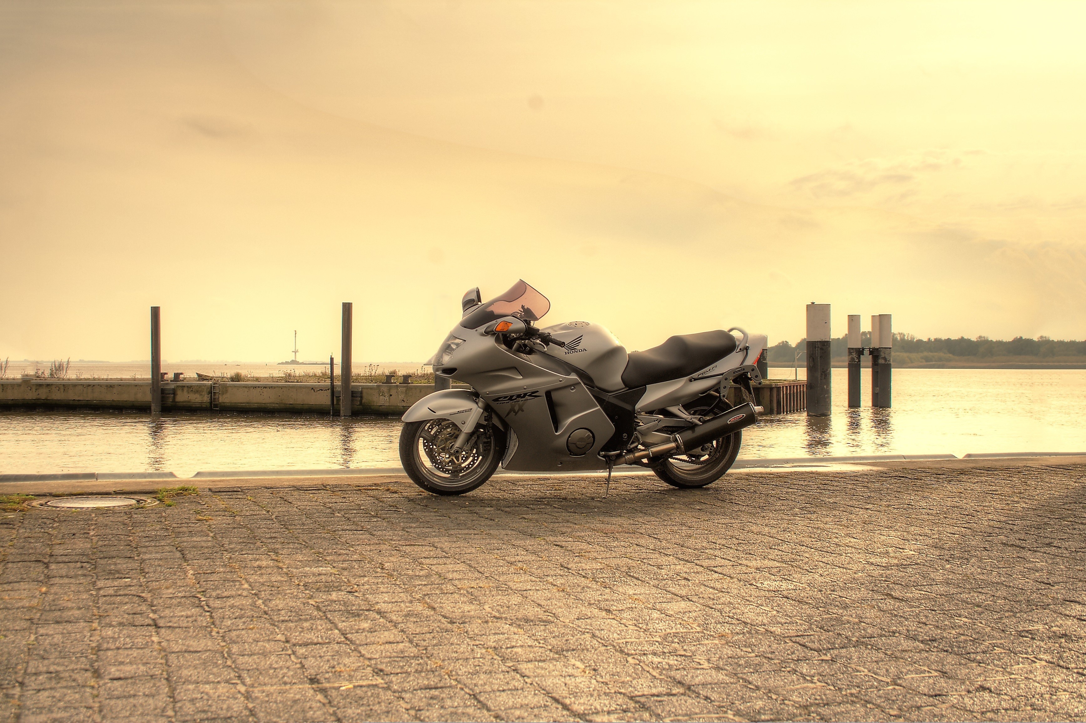 Honda CBR1100XX Super Blackbird motorcycle by water HD Wallpaper