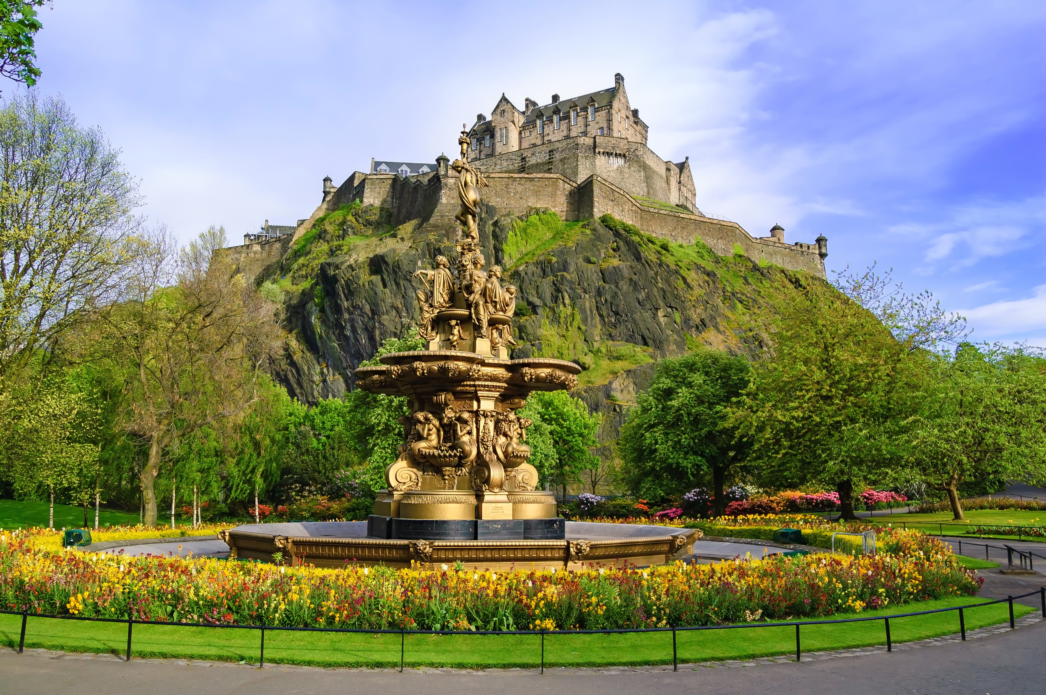 Ross Fountain and Edinburgh Castle in Scotland HD Wallpaper
