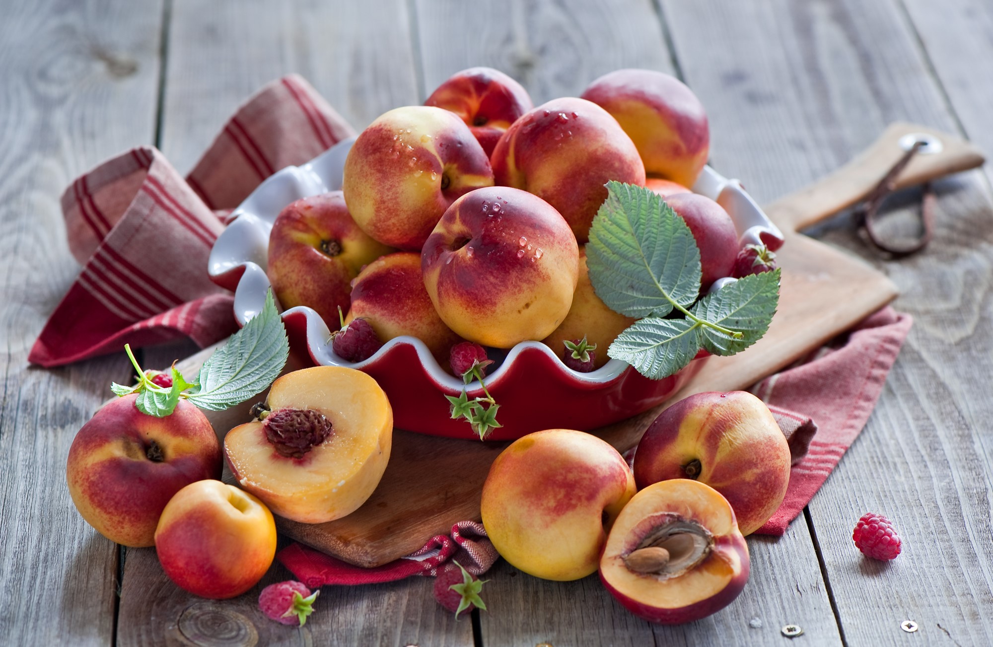 Peaches and raspberries in a bowl HD Wallpaper
