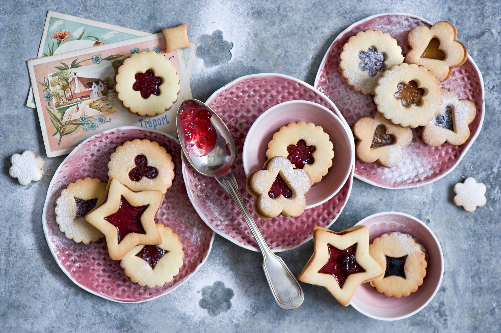 Linzer cookies with jam on pink plates HD Wallpaper