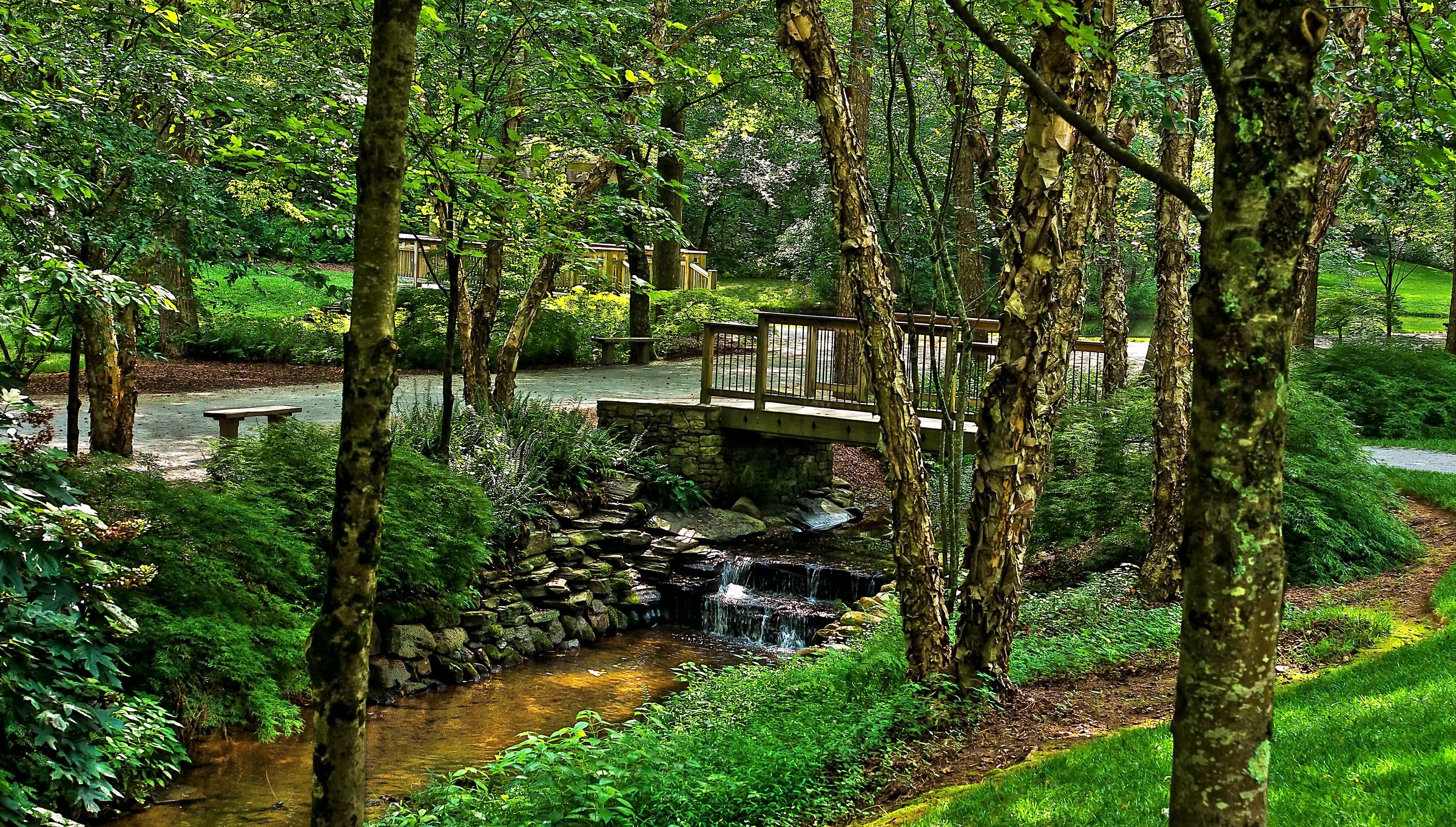 Gibbs Gardens park with bridge over stream HD Wallpaper