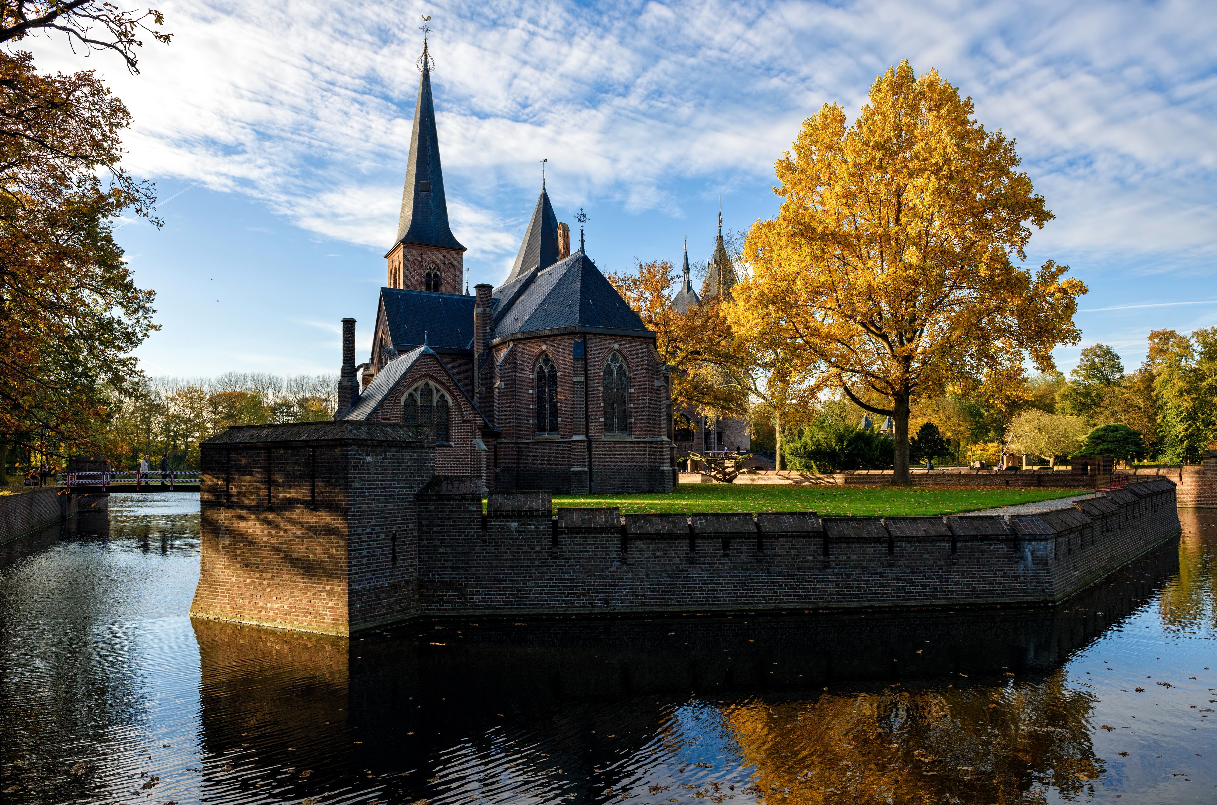 Castle De Haar in Netherlands with Autumn Tree HD Wallpaper